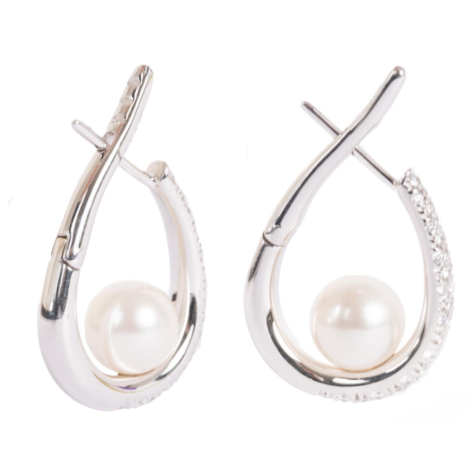 A very elegant pair of white gold earrings with Japanese pearl and Diamonds, pearl diameter 9 and 1,26 carats of White Diamonds.

height 3,5 cm length 2,5 cm

 17, 6 gr


