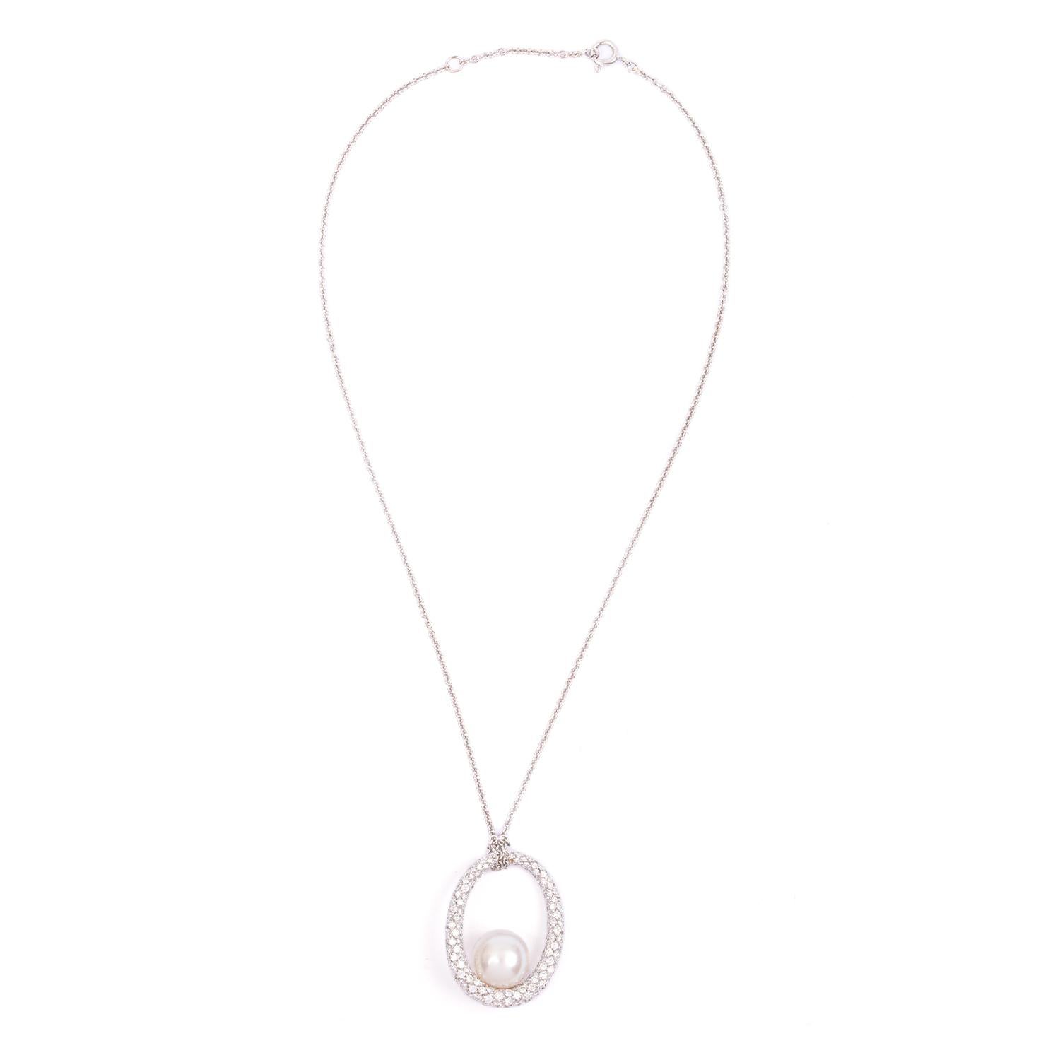 Eine sehr elegante  Compagnia delle Perle Halskette aus Weißgold mit japanischer Perle und Diamanten, Perlendurchmesser 11/12 und 1,14 Karat weiße Diamanten.
Länge der Kette 40 cm, Breite des Anhängers 2,5 cm Länge 3,3

 16 gr


