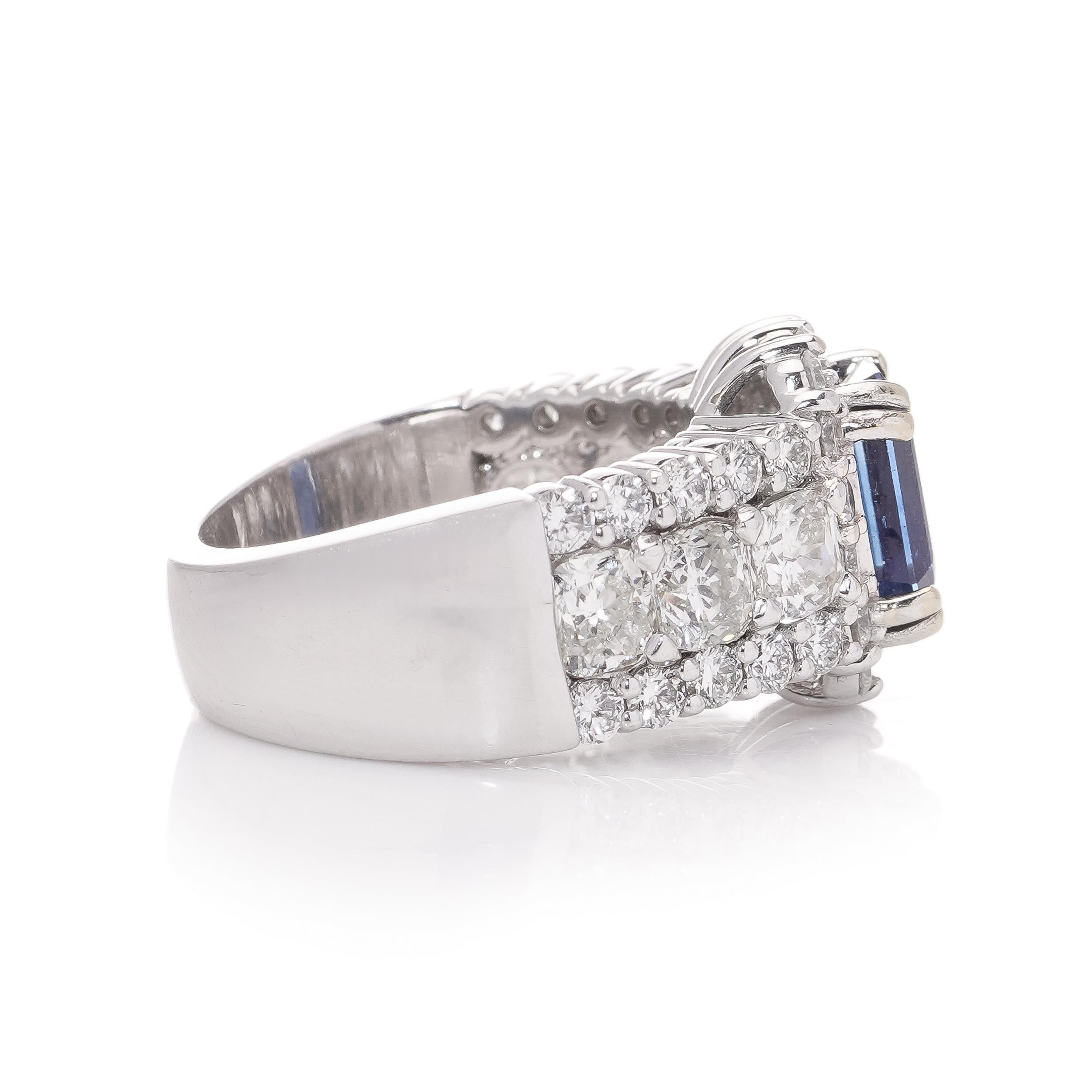 18 Karat White Gold Ladies Ring with Natural Corundum Sapphire with Diamonds In Excellent Condition For Sale In Braintree, GB