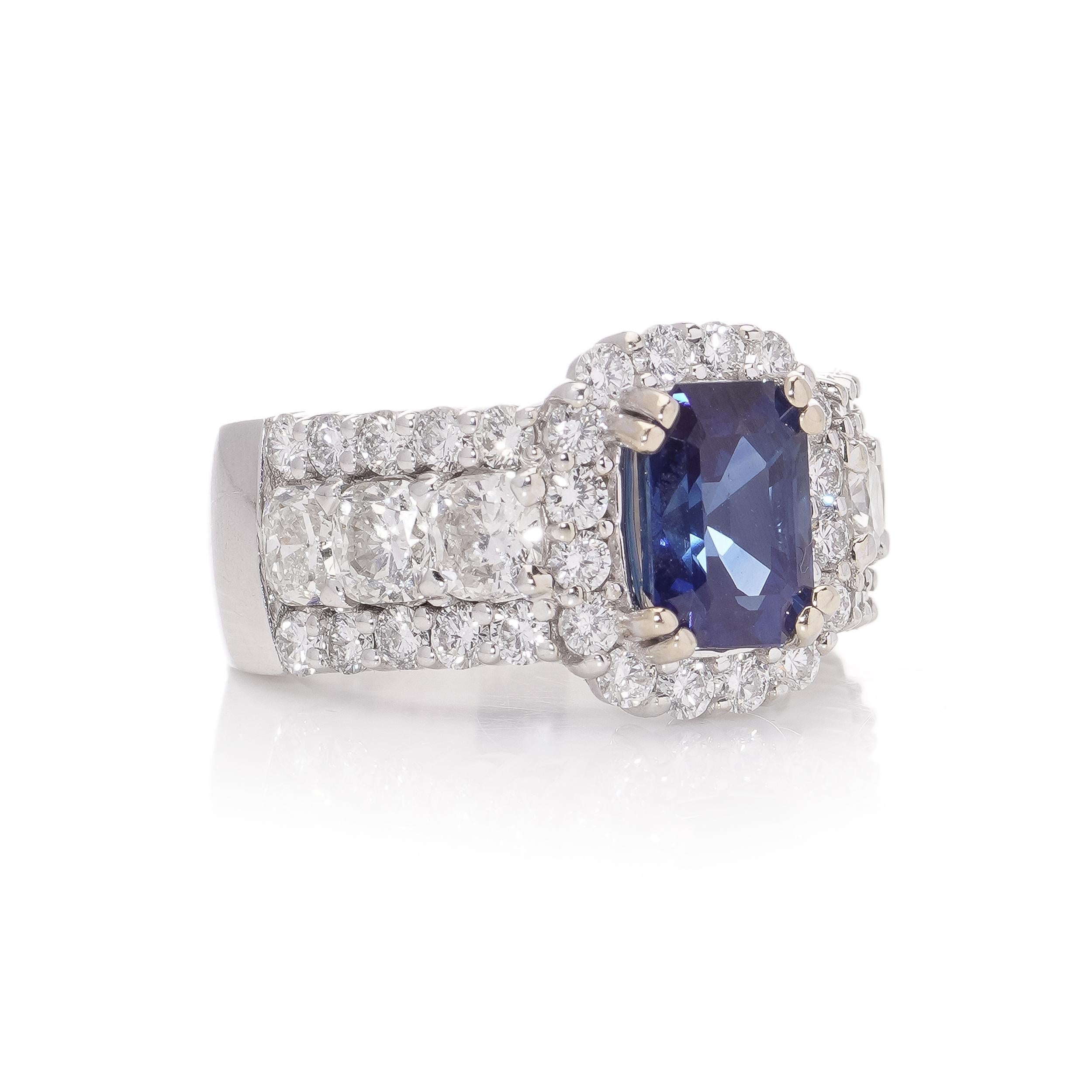 18 Karat White Gold Ladies Ring with Natural Corundum Sapphire with Diamonds For Sale 2
