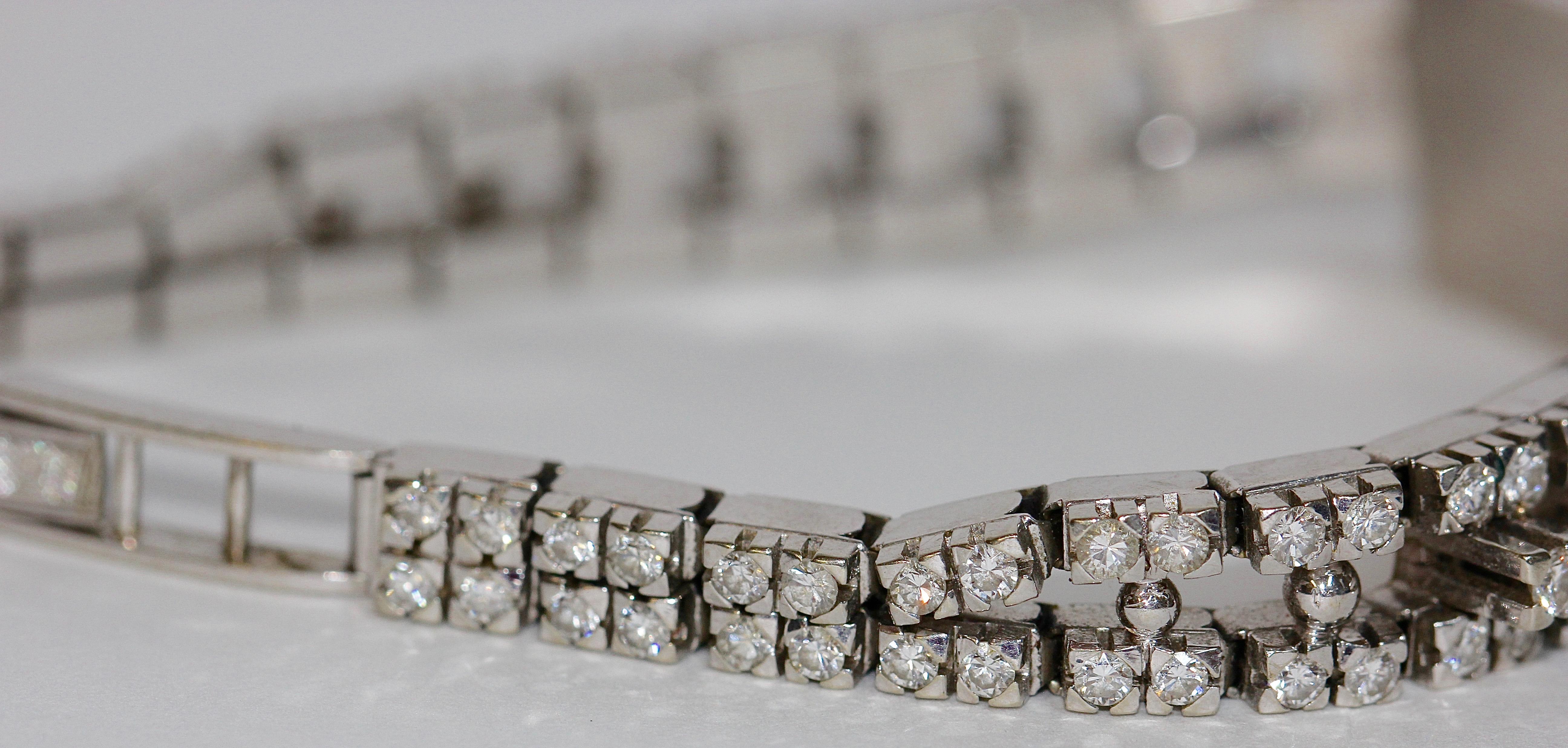 18 Karat White Gold Ladies Watch Set with Countless Diamonds In Good Condition For Sale In Berlin, DE