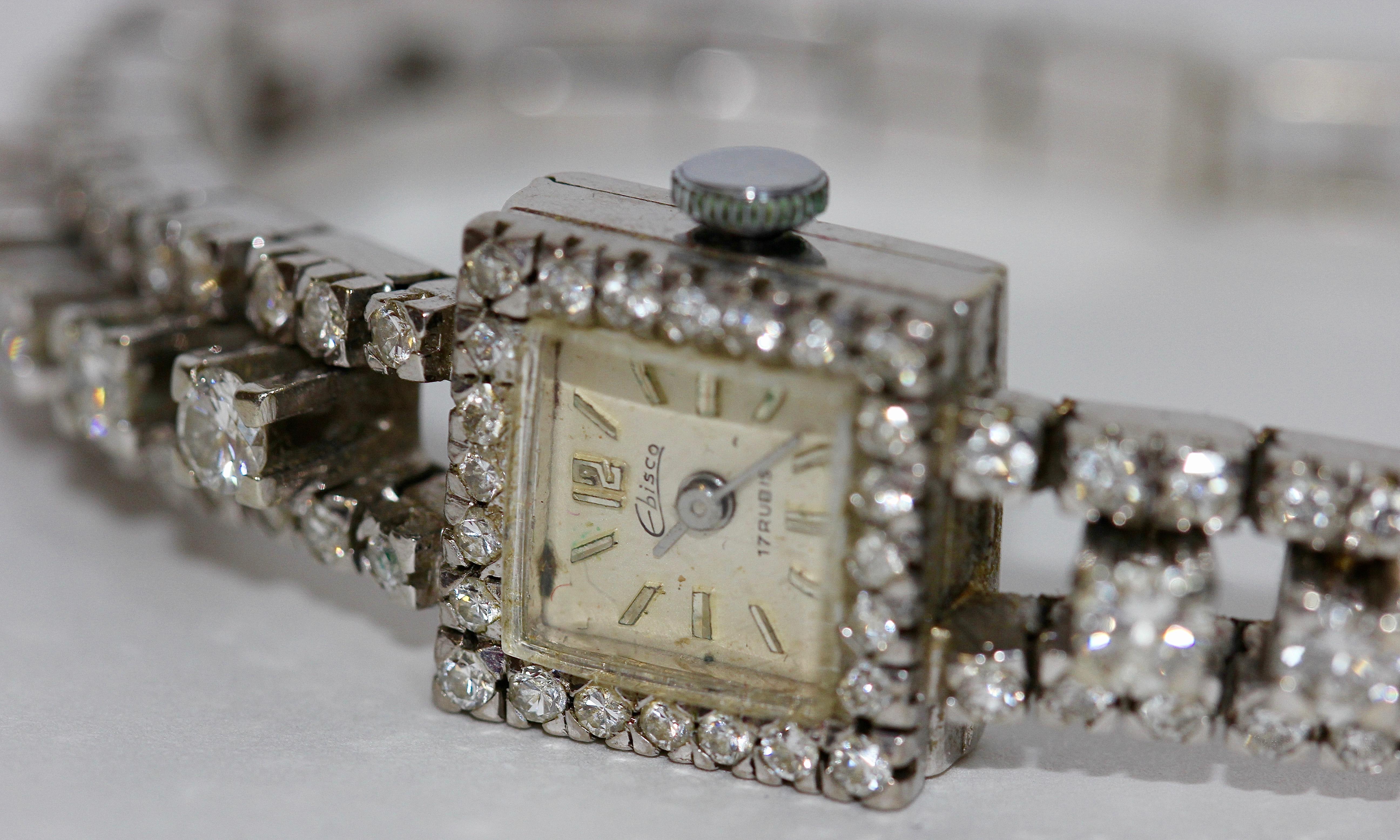 18 Karat White Gold Ladies Watch Set with Countless Diamonds For Sale 3