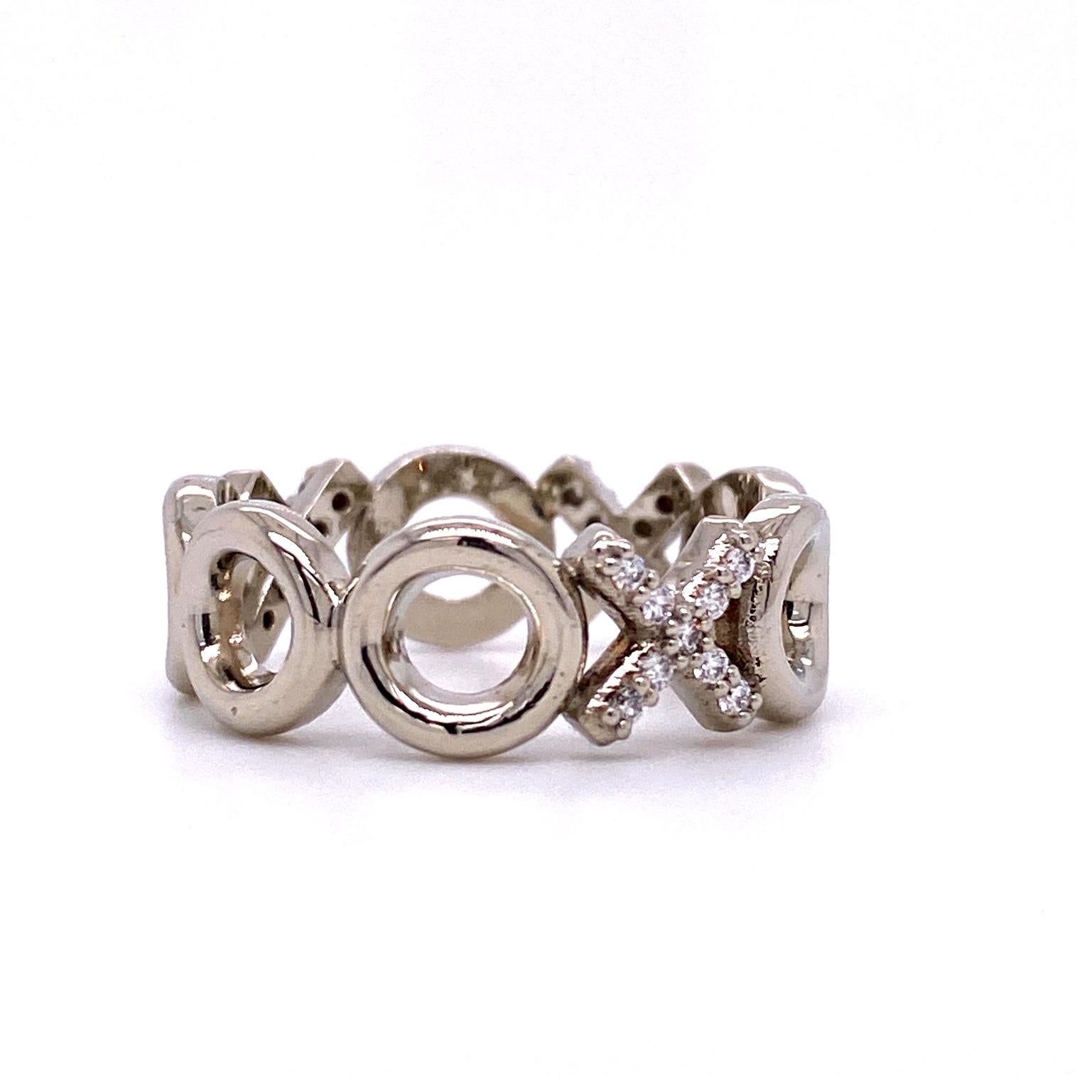Bracelet XO en or blanc 18k serti de 27 diamants ronds de 1,1 mm de taille pleine sur les X 0,14 poids total en carats G-H couleur VS pureté. Bague taille 7.  Conçu et réalisé par Llyn Strong.