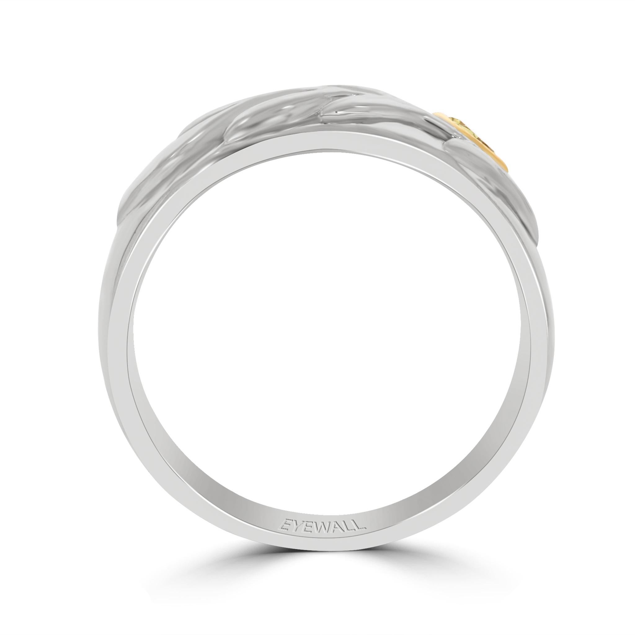 Incastonato in oro bianco 18 carati, questo affascinante anello prende uno stile classico e lo eleva con un tocco ispirato alla natura. Il delicato motivo a foglie aggiunge un tocco di fascino organico, mentre lo scintillante castone di diamanti