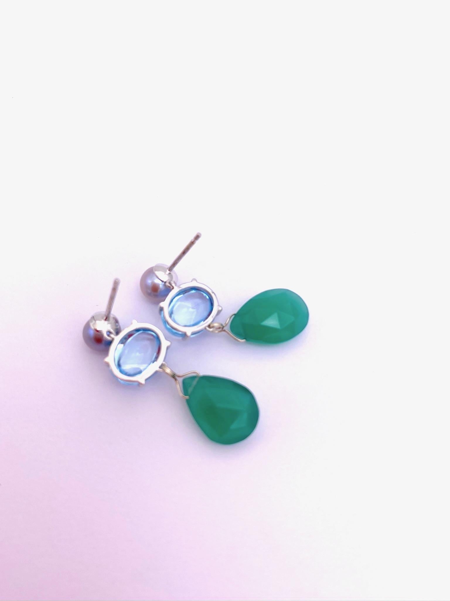 Boucles d'oreilles en or blanc 18 carats avec agate verte et topaze bleu clair, design contemporain en vente 1