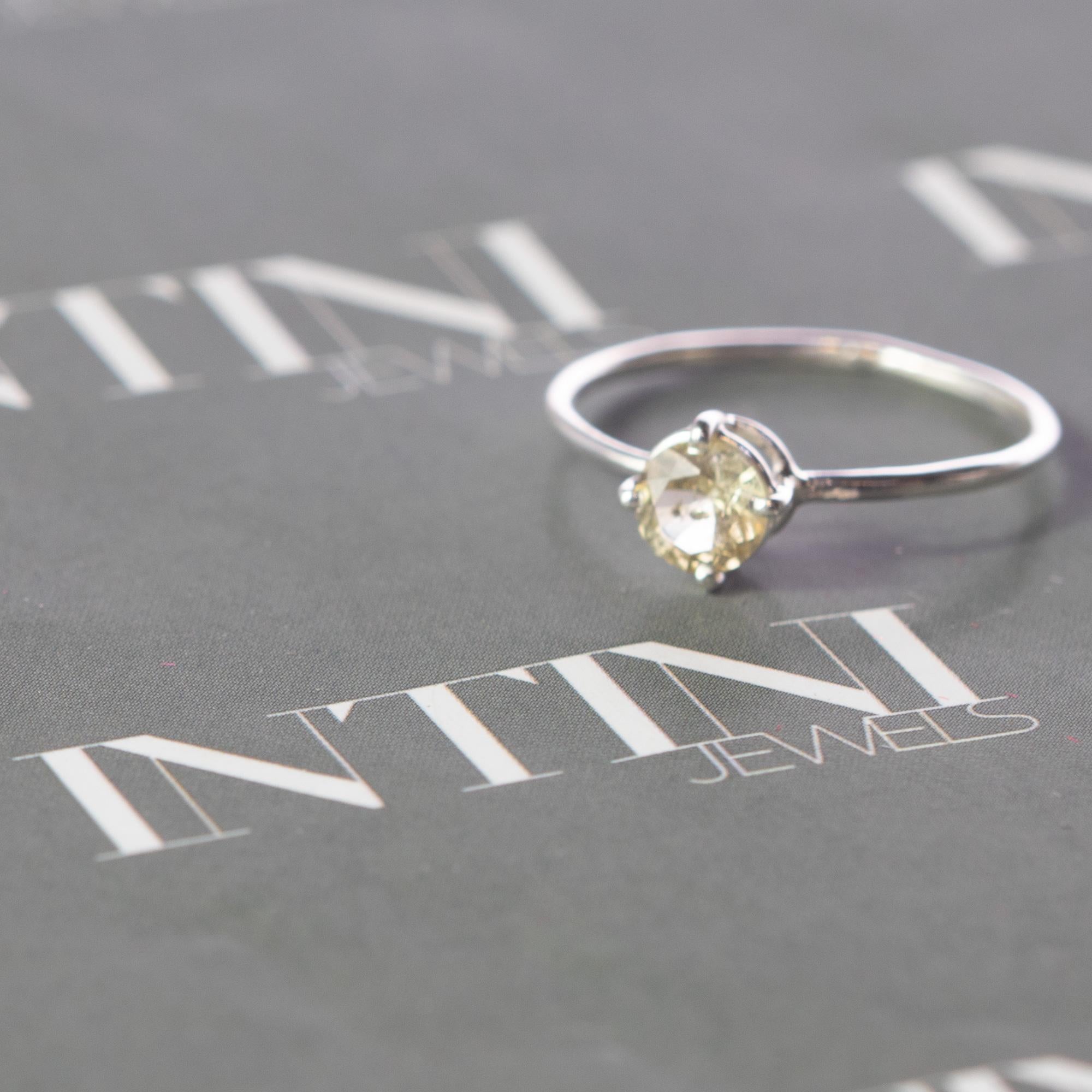 Bijoux Signature INTINI Jewels en tourmaline verte. Bague moderne et élégante en or blanc 18 carats avec un brillant taillé avec de minuscules griffes qui ornent l'anneau.

Les tourmalines de couleur vert clair sont censées purifier le corps,