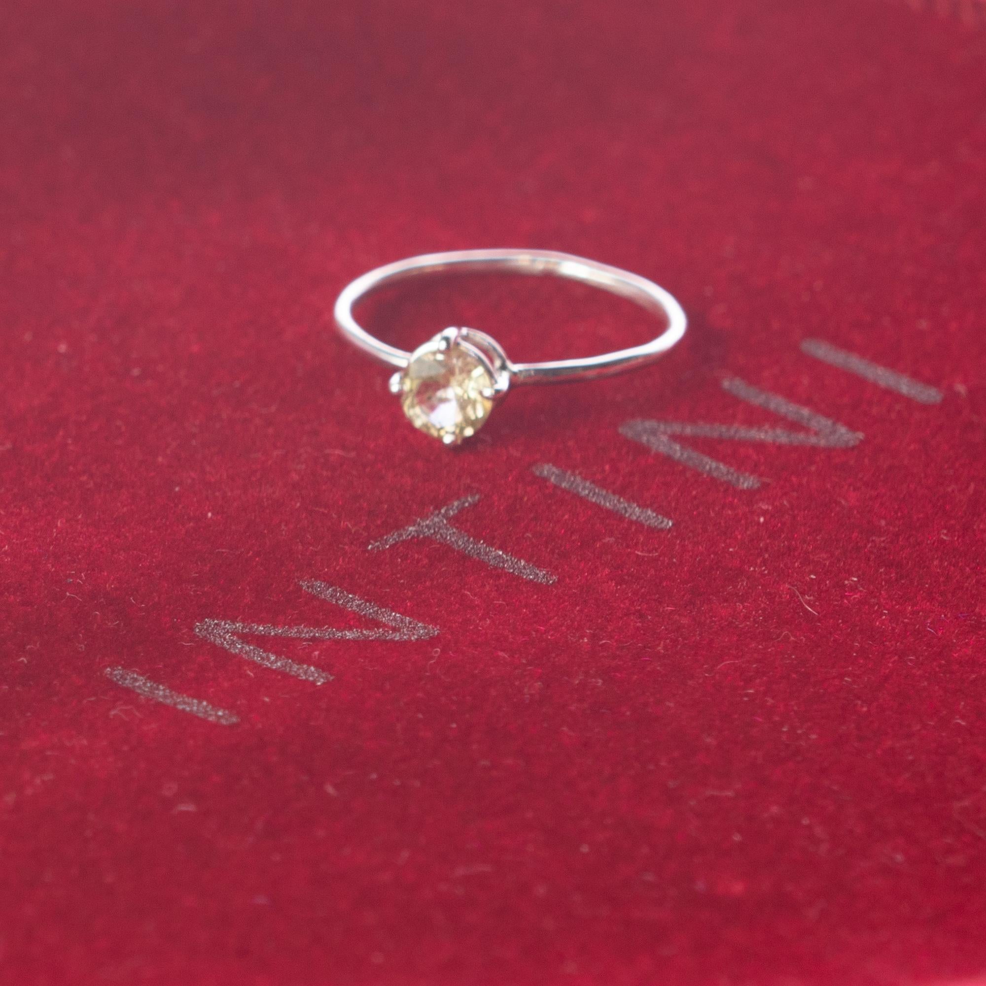 Taille brillant Bague cocktail moderne en or blanc 18 carats avec tourmaline vert clair, faite à la main en vente