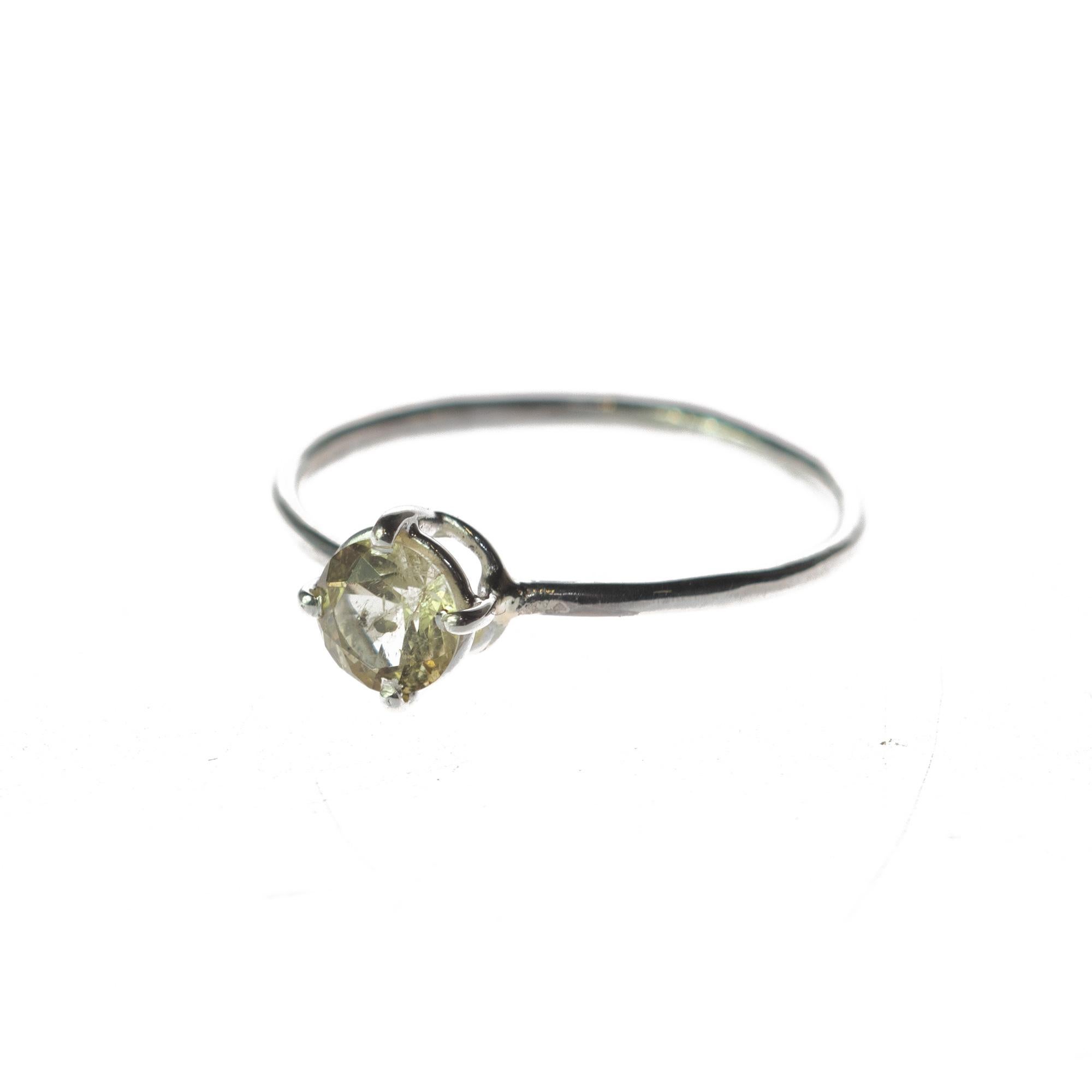 Bague cocktail moderne en or blanc 18 carats avec tourmaline vert clair, faite à la main en vente 1