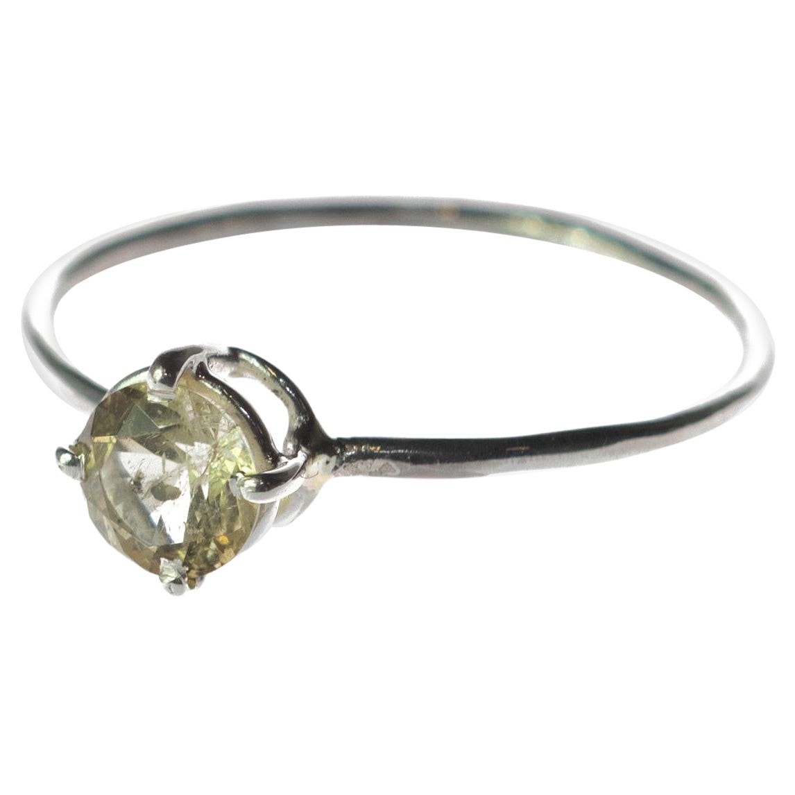 Bague cocktail moderne en or blanc 18 carats avec tourmaline vert clair, faite à la main en vente