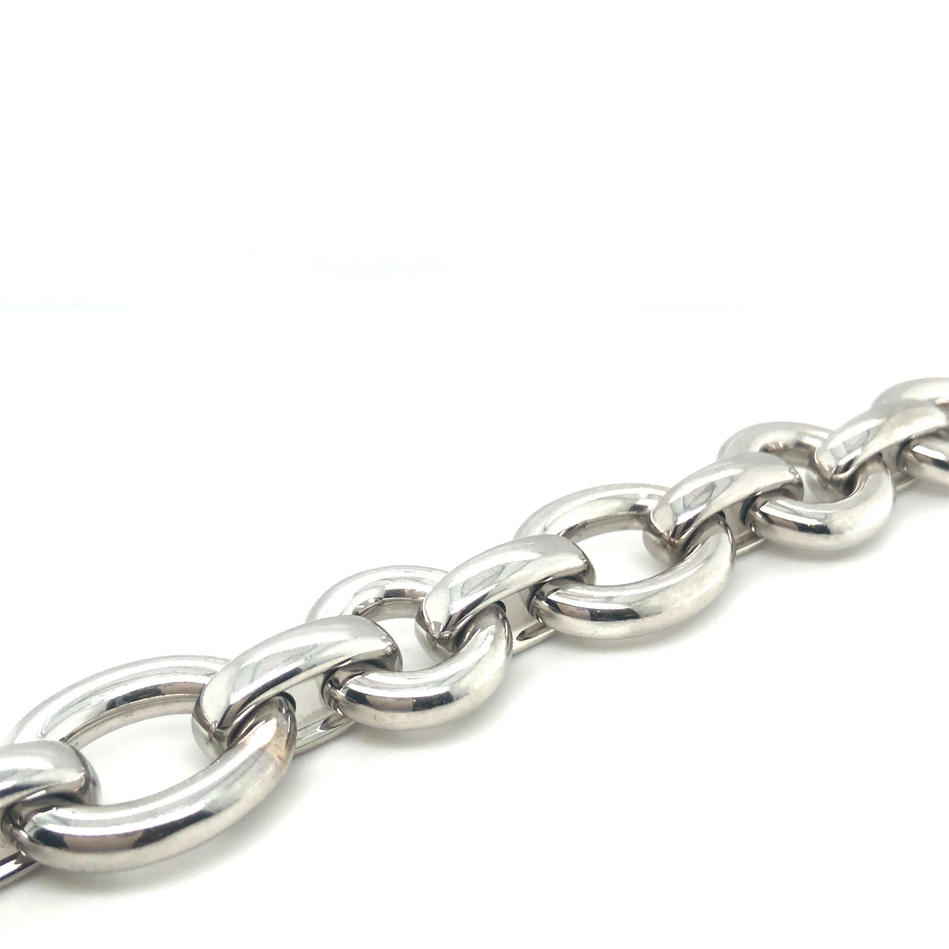 Stylish 18 karat white gold link bracelet by French tradition house Chaumet.
Crafted in 18 karat polished white gold, this modern classic bracelet consists of alternating oval and round links. The bracelet fastens with a secure clasp disguised