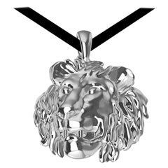 Collier pendentif lion en or blanc 18 carats