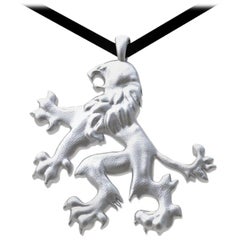 Collier pendentif lion rampant en or blanc 18 carats avec pendentif