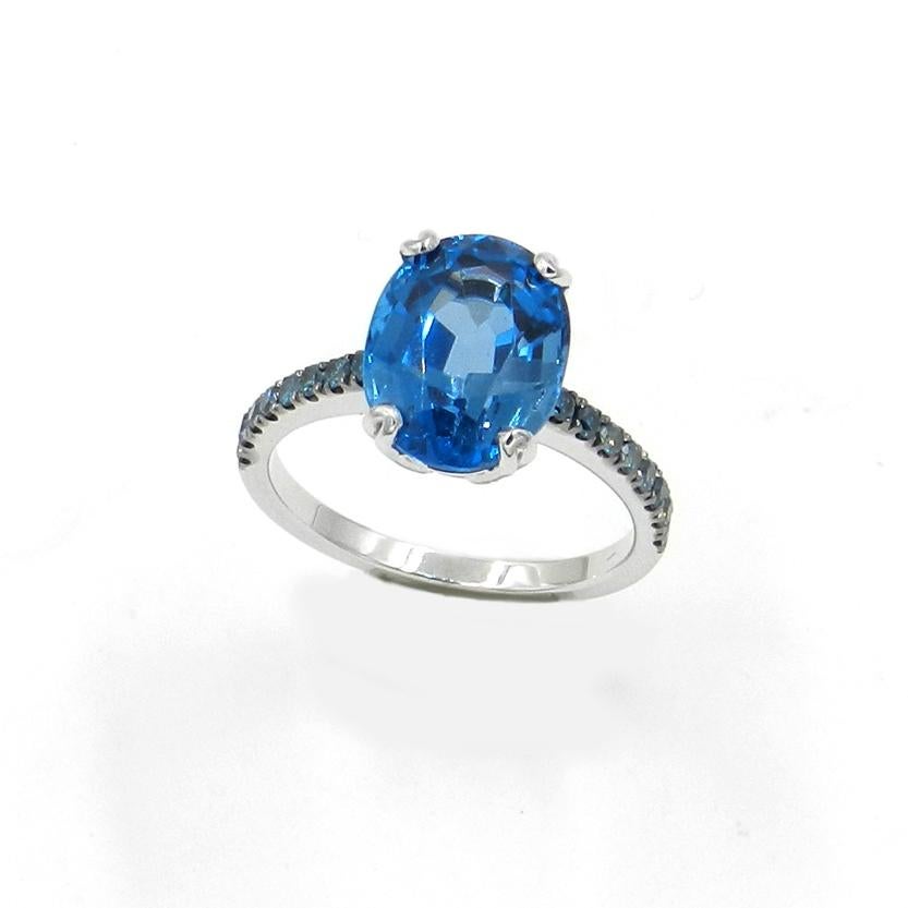 Contemporary 18 Karat White Gold London Blue Topaz and Blue Sapphires Garavelli Ring For Sale