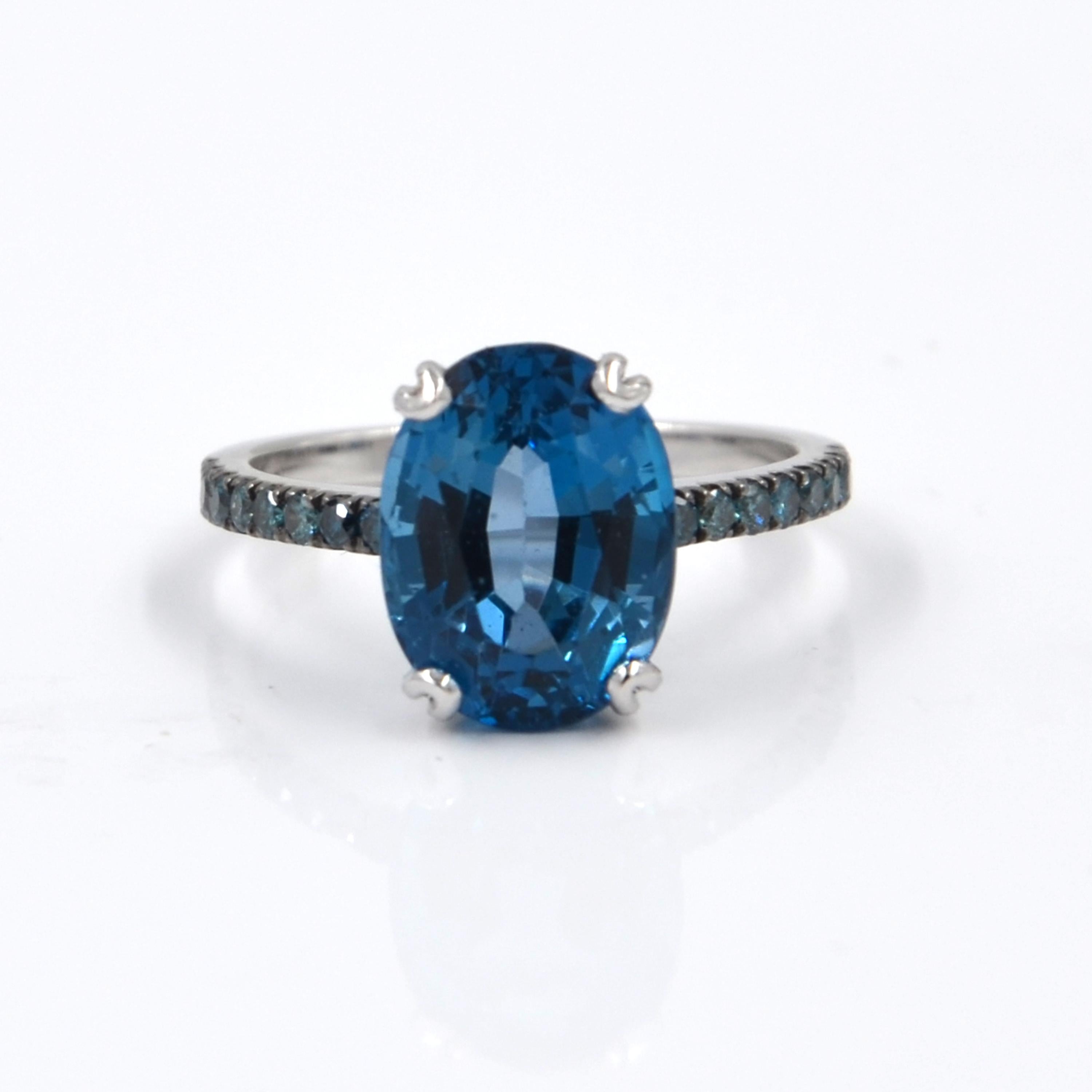 18 Karat White Gold London Blue Topaz and Blue Sapphires Garavelli Ring In New Condition For Sale In Valenza, IT