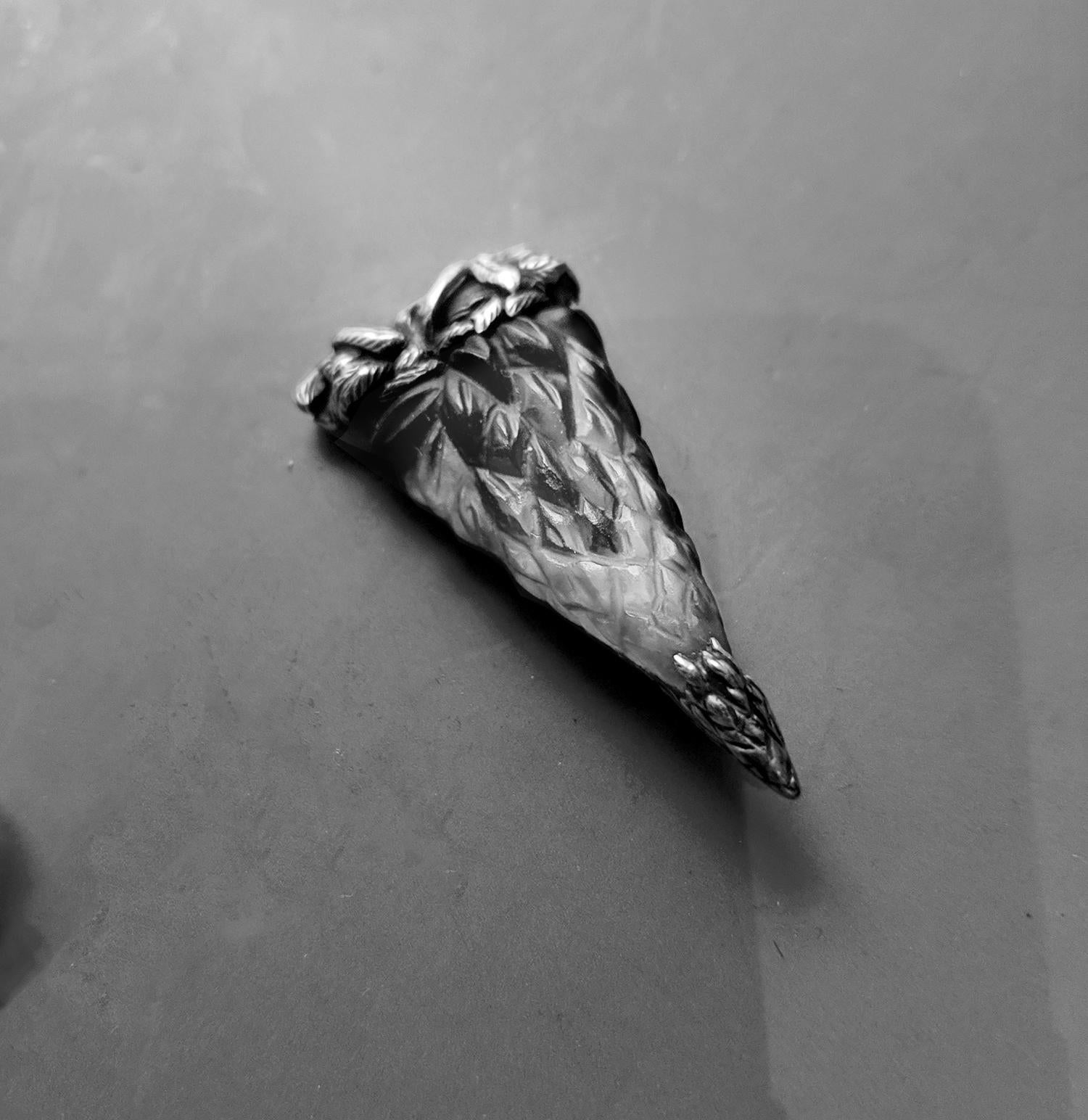 18 Karat White Gold Lupine Contemporary Pendant Necklace with Blue Quartz In New Condition For Sale In Berlin, DE