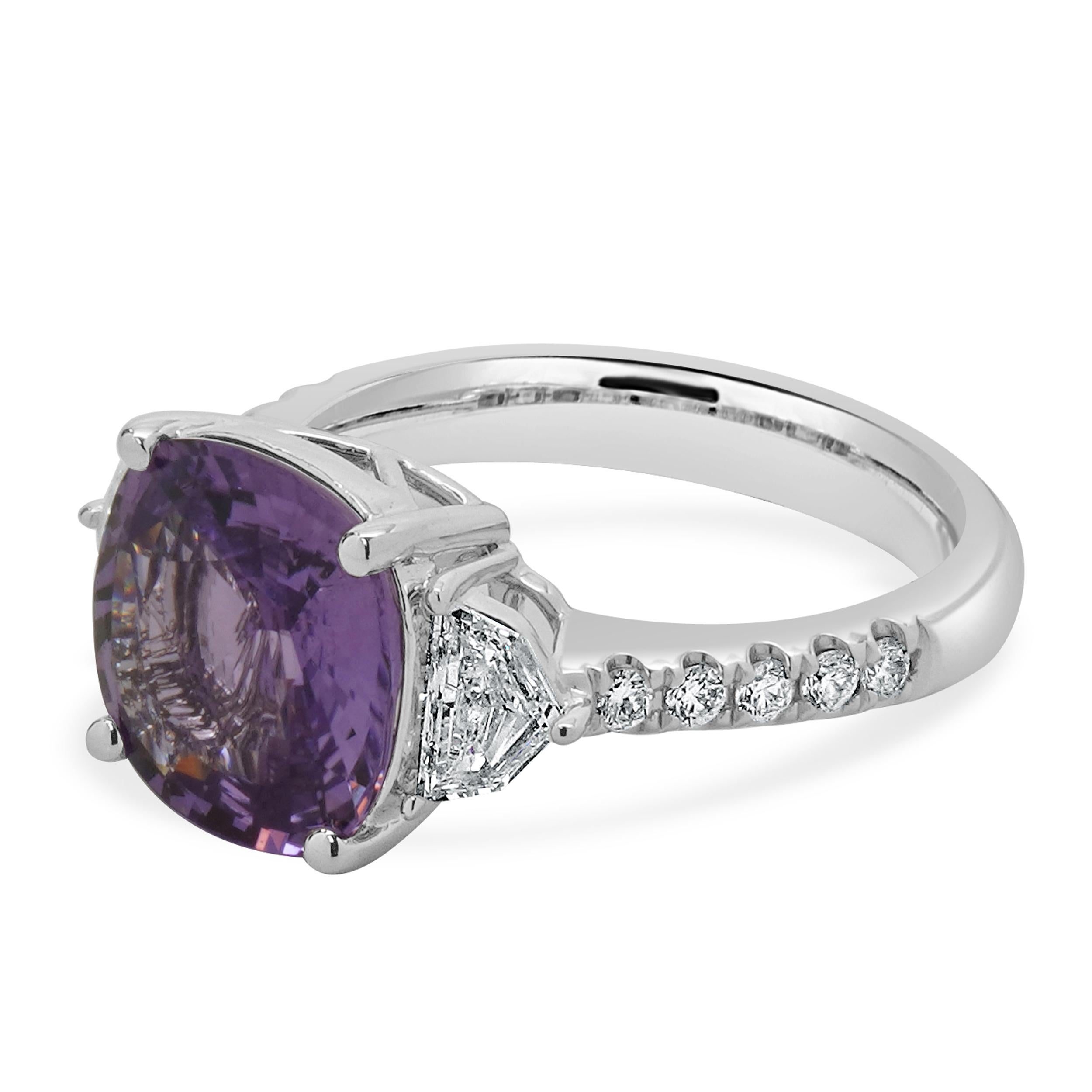 Concepteur : personnalisé
Matériau : Or blanc 18K
Saphir : coussin = 4,06cttw
Diamant : 2 taille fantaisie = 0,46cttw
Couleur : G 
Clarté : VS2
Diamant : 10 diamants ronds de taille brillant = 0,19cttw
Couleur : G
Clarté : VS2
