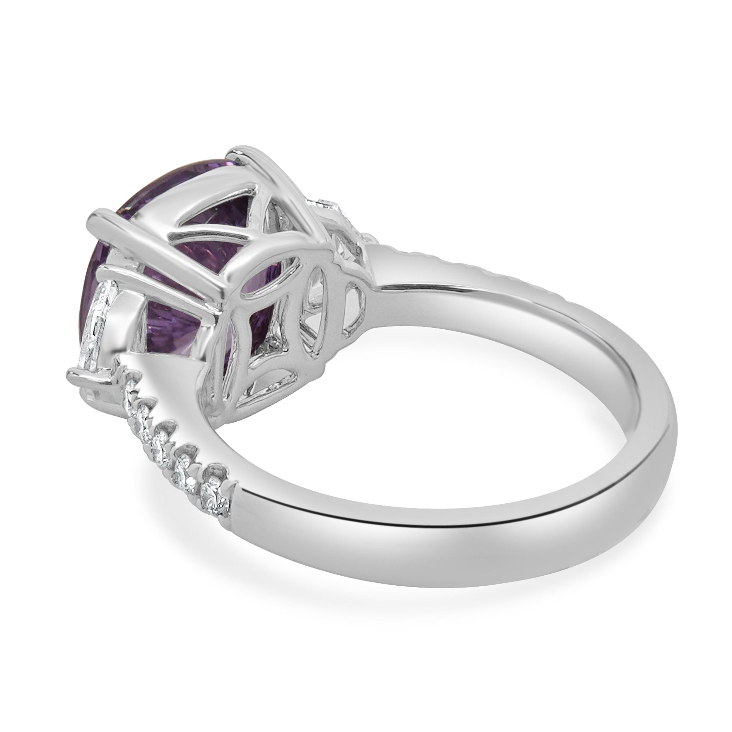 Taille coussin Bague Madagascar en or blanc 18 carats, saphir violet non chauffé et diamant en vente