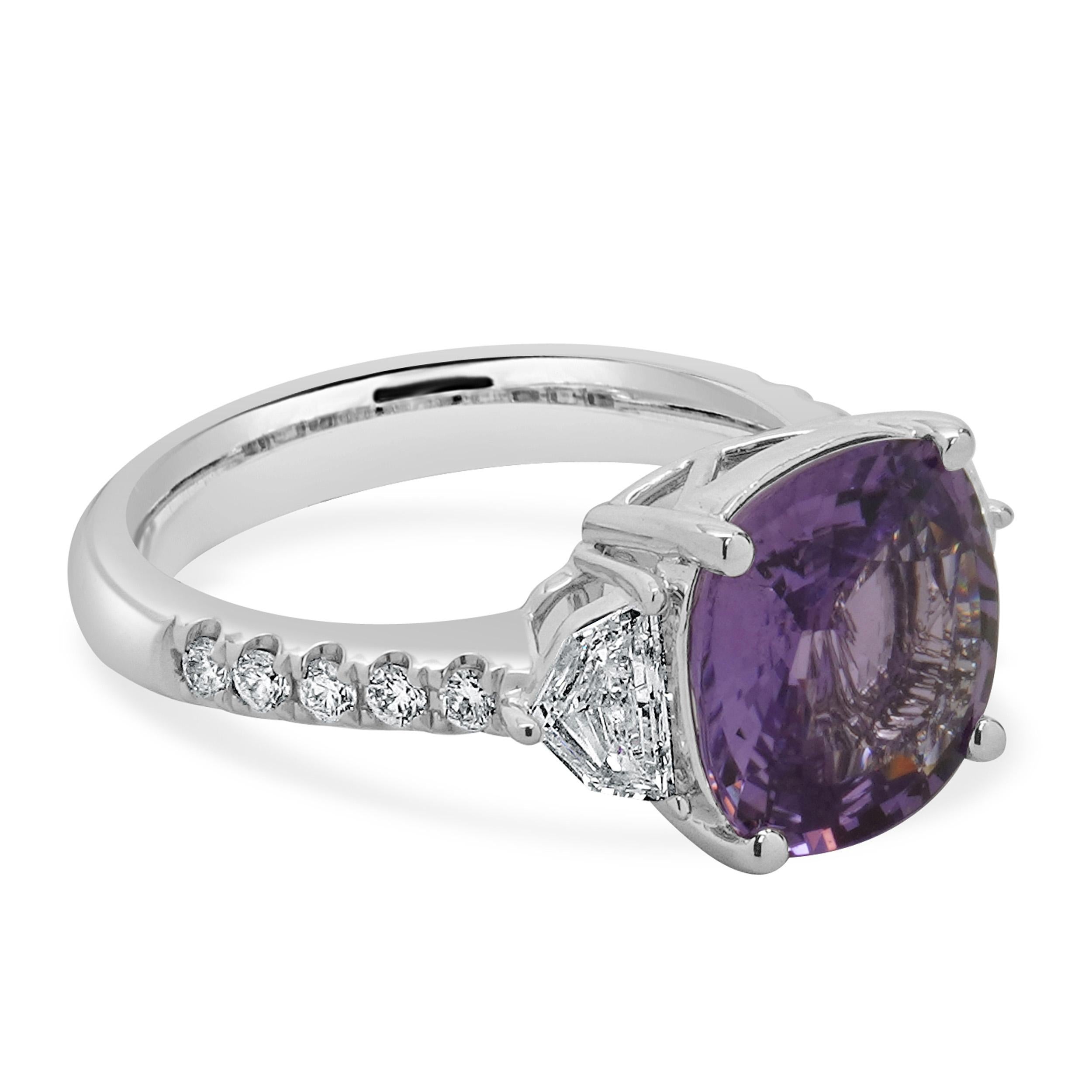 Bague Madagascar en or blanc 18 carats, saphir violet non chauffé et diamant Excellent état - En vente à Scottsdale, AZ