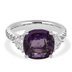 Anillo de oro blanco de 18 quilates con zafiro púrpura de Madagascar sin calor y diamantes