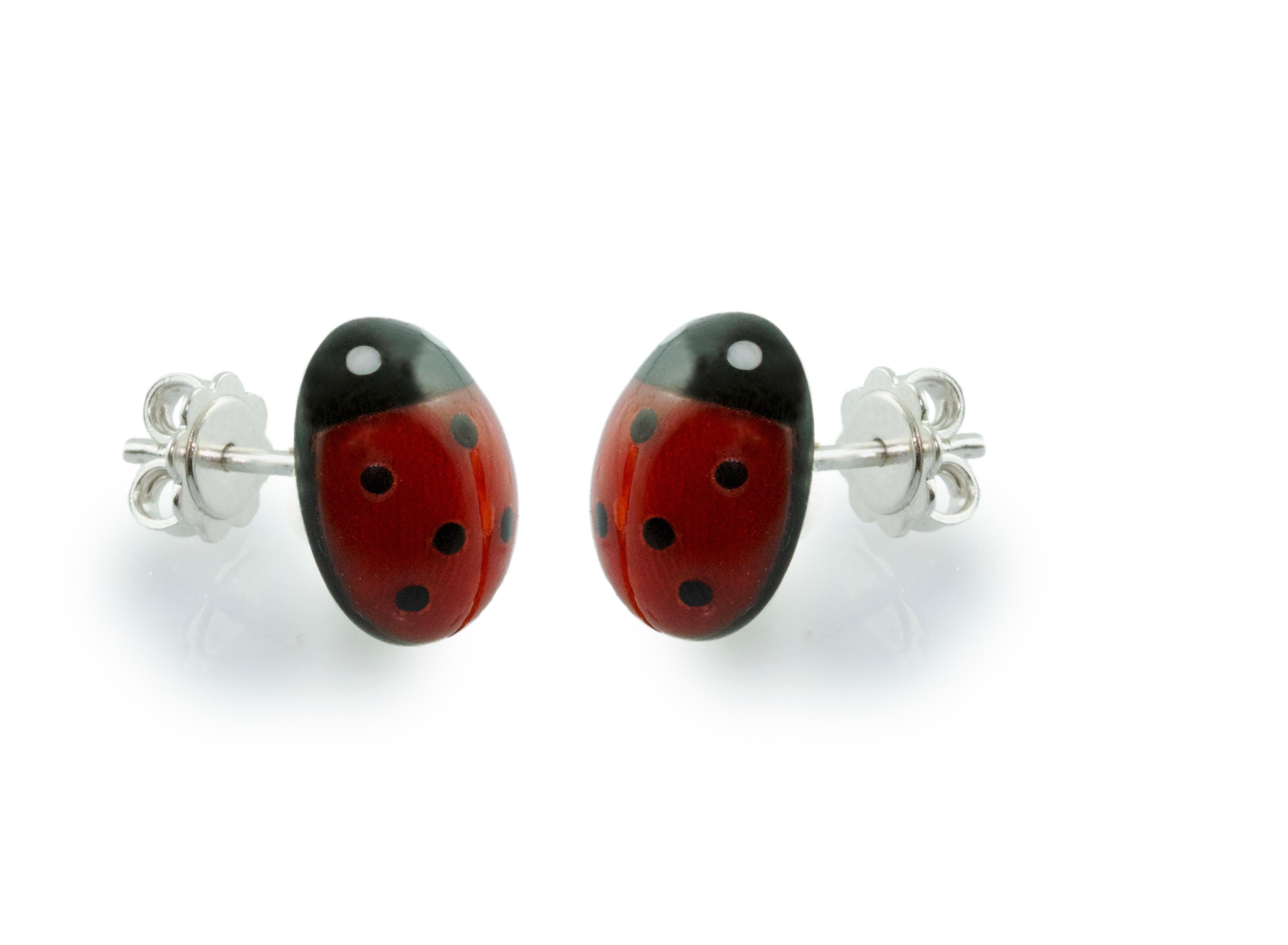 18 Karat White Gold Mediterranean Coral Ladybug Stud Earrings im Zustand „Neu“ in Milano, IT