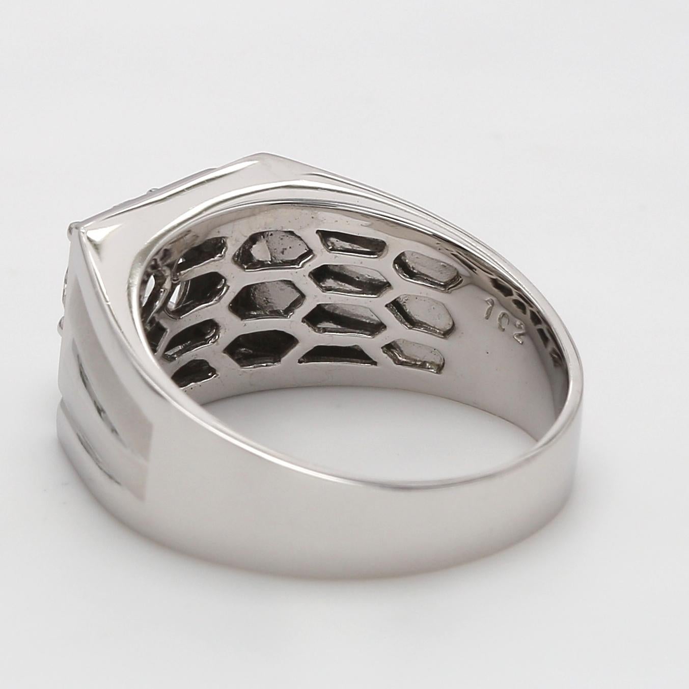 Round Cut 18 Karat White Gold Men's Wedding Diamond Signet Style Ring with 1.02 Carat GIA For Sale