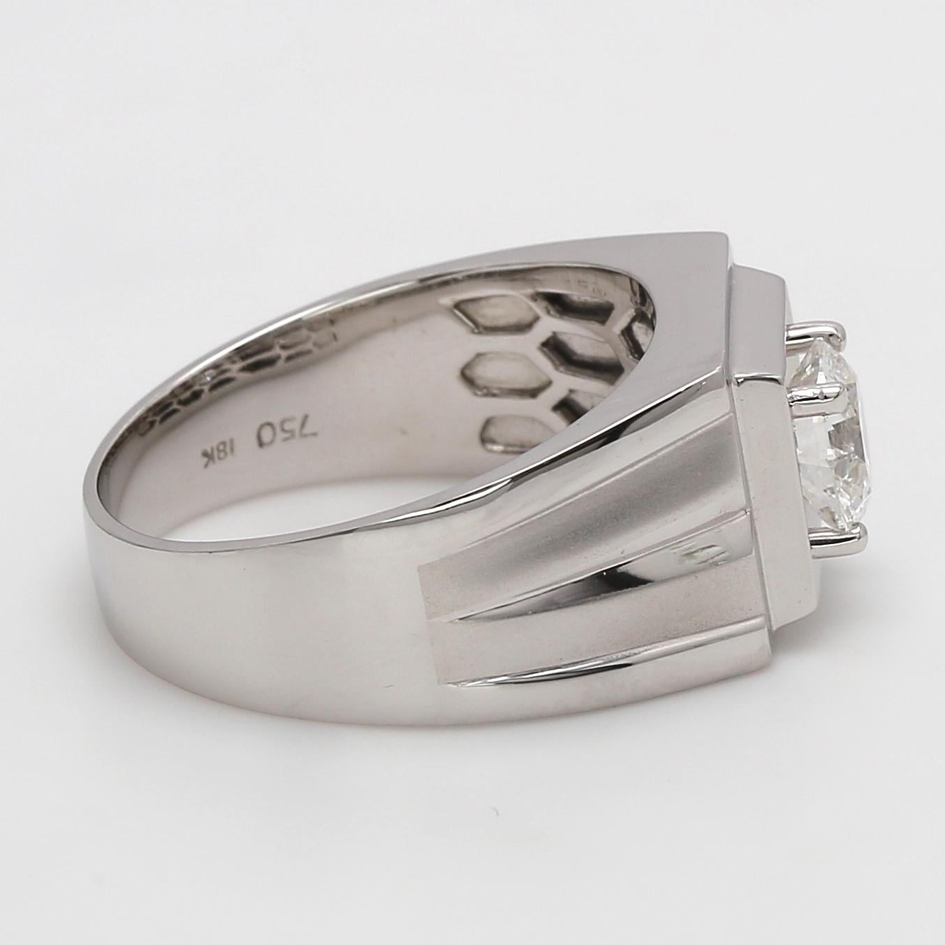 18 Karat White Gold Men's Wedding Diamond Signet Style Ring with 1.02 Carat GIA For Sale 2