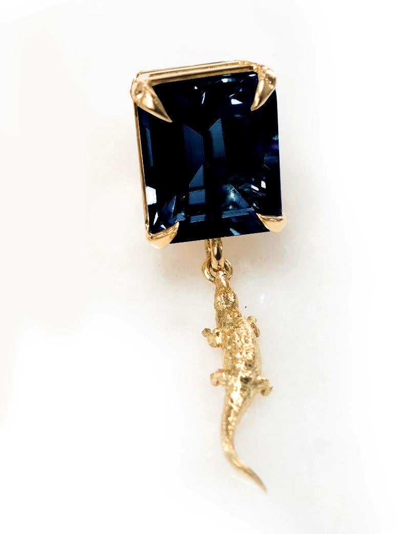 Eighteen Karat White Gold Crocodile Pendant Necklace with Dark Blue Sapphire For Sale 3