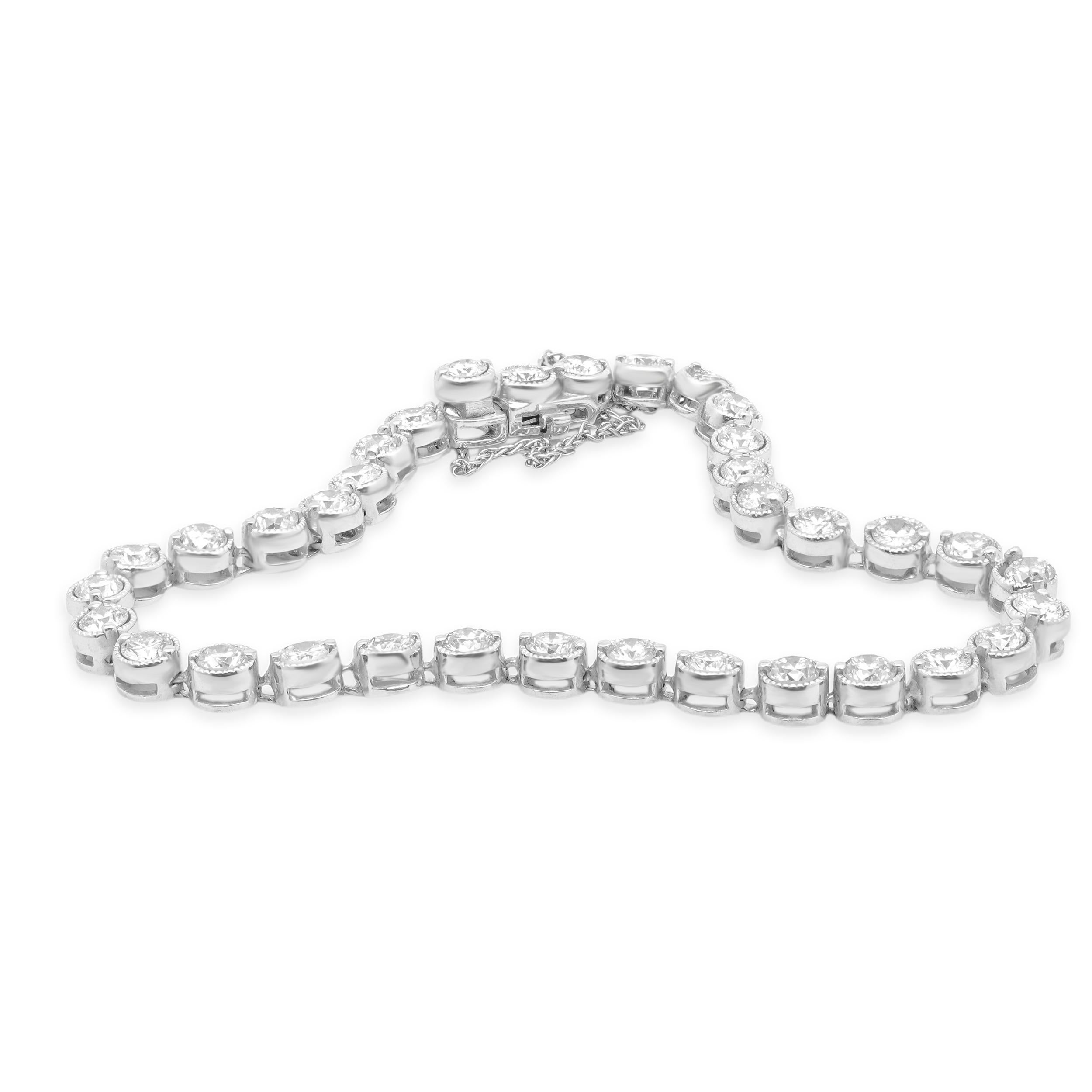 Taille ronde Bracelet en or blanc 18 carats avec chaton à milgrain et diamants en vente