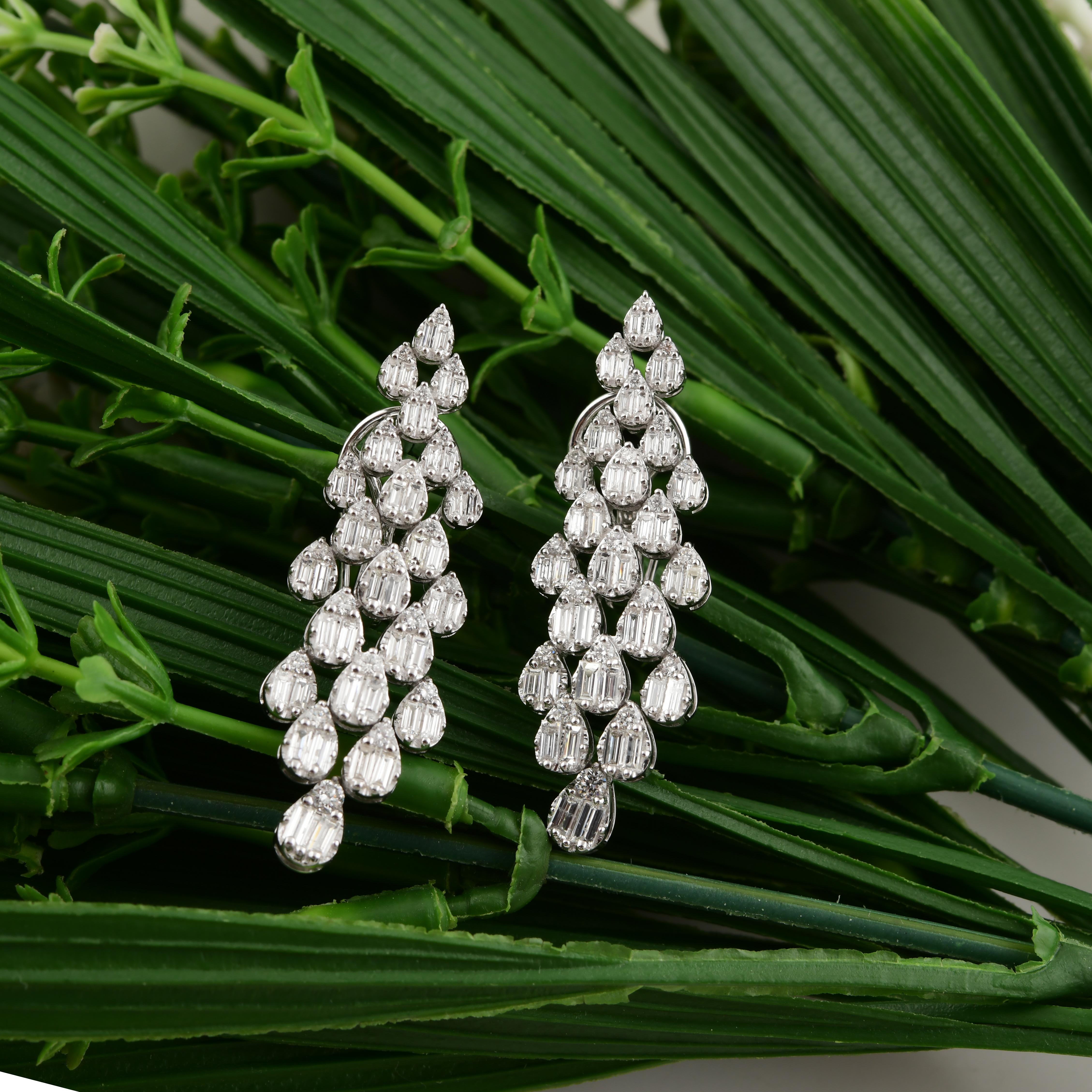 Boucles d'oreilles chandelier en or blanc 18 carats, taille mixte, 1,93 carat de diamants naturels. 
Les diamants sont un symbole universel d'éternité, de force et d'élégance - un cadeau parfait pour commémorer des étapes importantes ou célébrer des