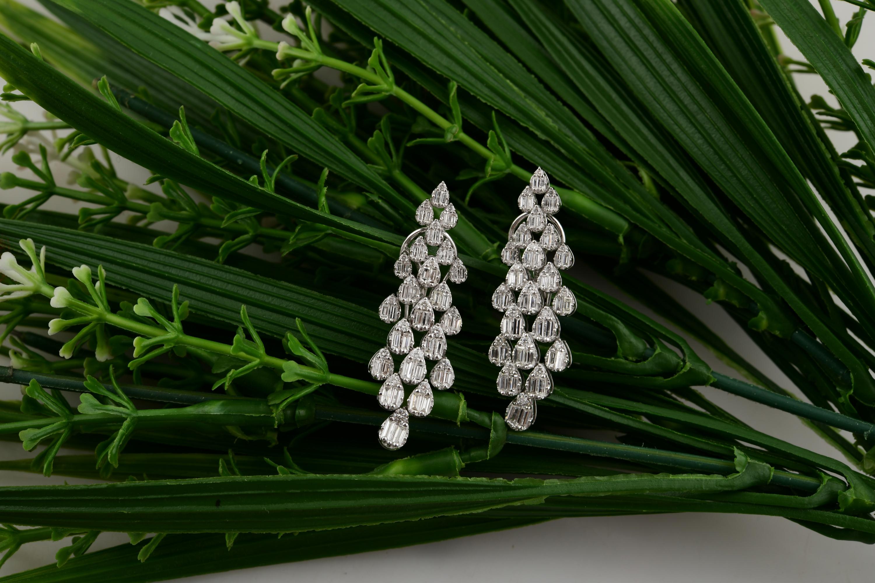 Boucles d'oreilles chandelier en or blanc 18 carats, taille mixte, 1,93 carat de diamants naturels Neuf - En vente à Diera, Dubai