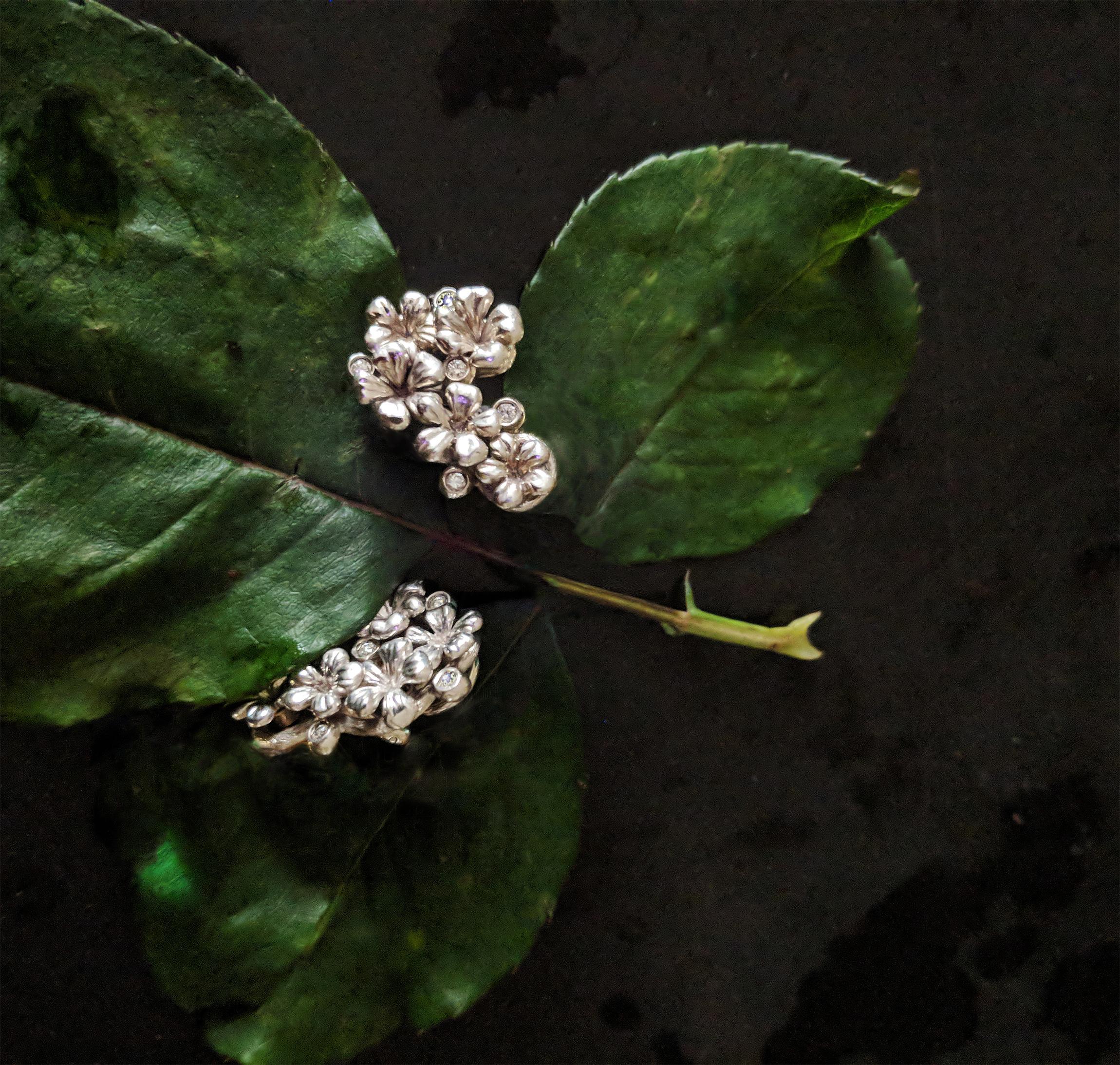 De las mujeres Pendientes modernos de oro blanco de dieciocho quilates con diamantes presentados en la alfombra roja en venta