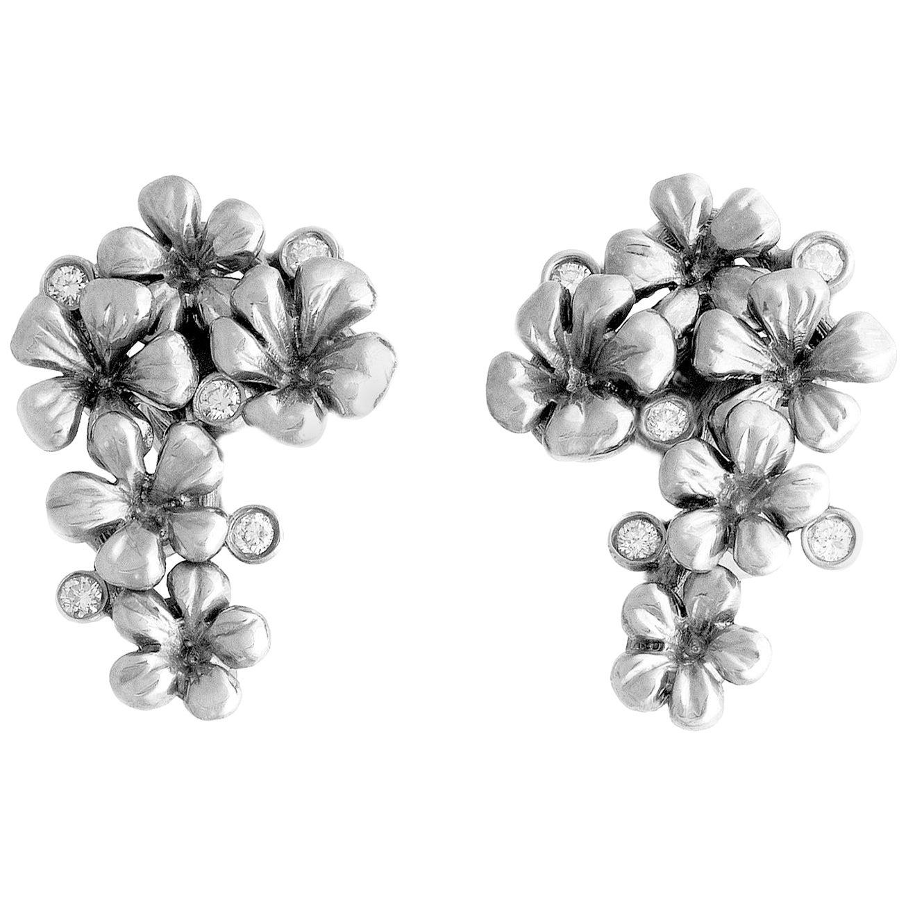 Pendientes modernos de oro blanco de dieciocho quilates con diamantes presentados en la alfombra roja en venta