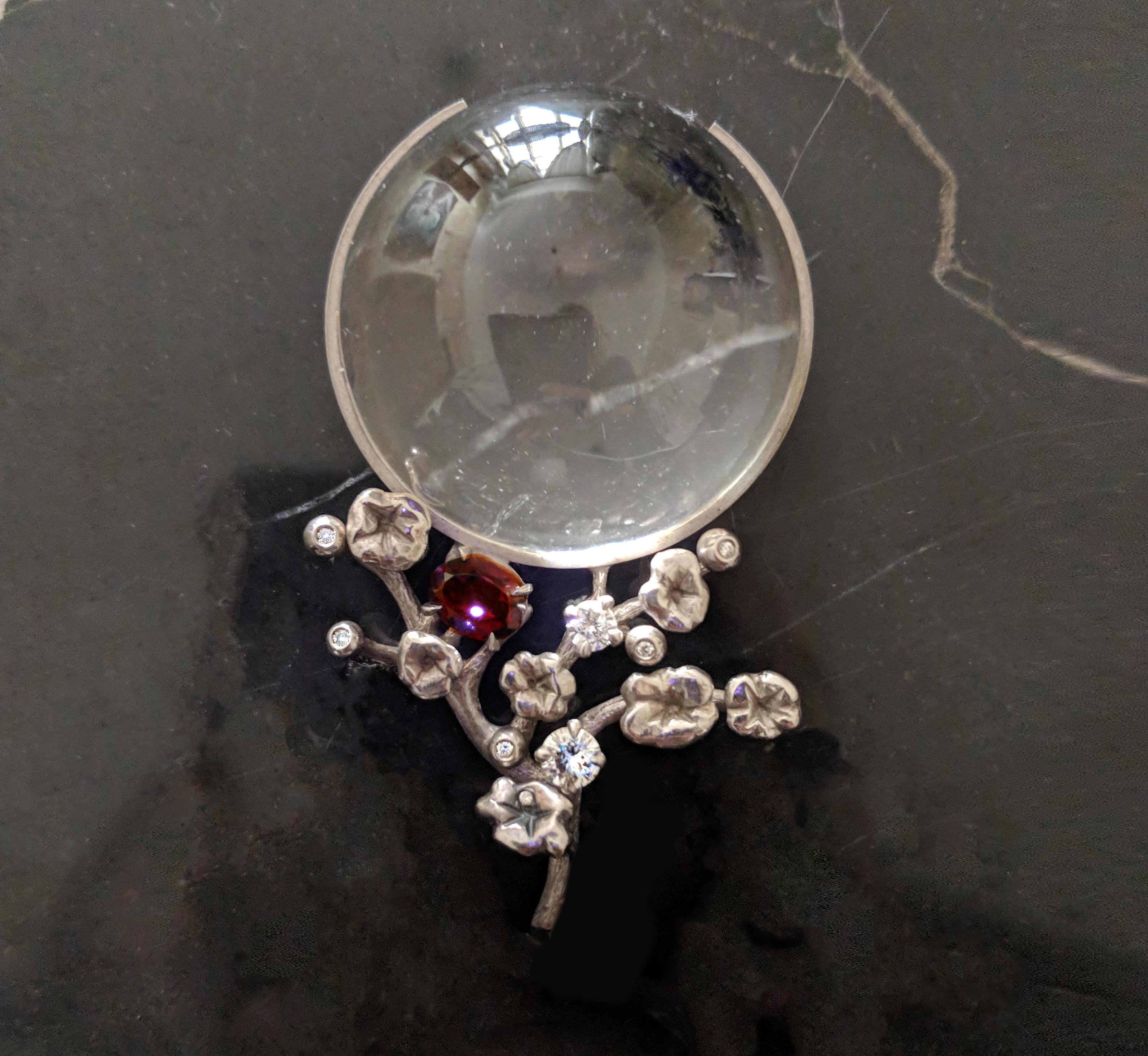 Collana con ciondolo a forma di luna in oro bianco con rubellite e diamanti da un carato in vendita 2