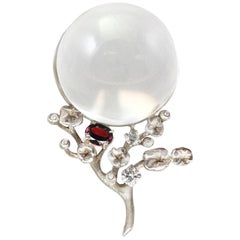 Collier pendentif en or blanc 18 carats avec rubis et diamants de lune de l'artiste