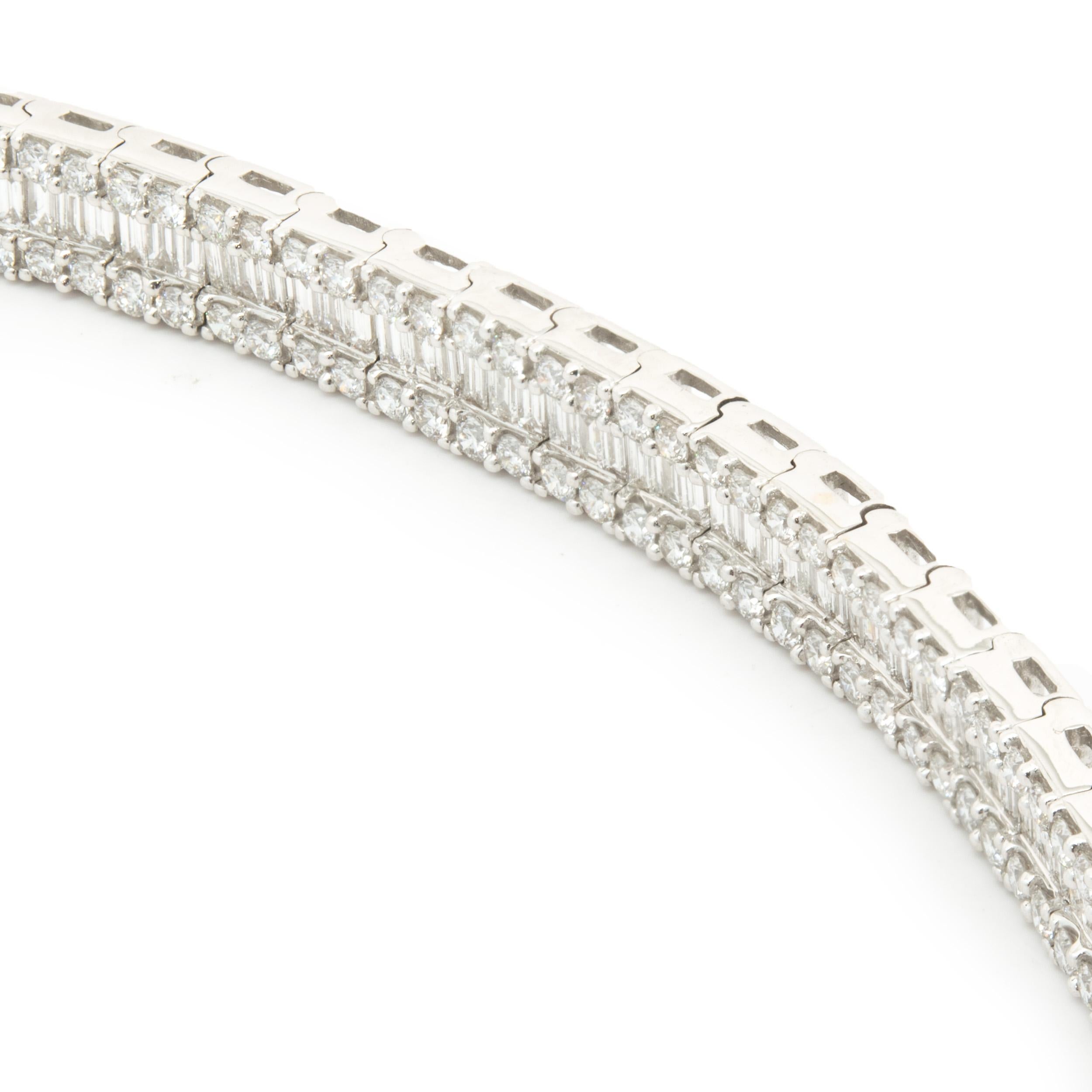Diseñador: diseño personalizado
Material: oro blanco de 18 quilates
Diamantes: 172 talla brillante redonda = 3,47cttw
Color: G
Claridad: VS2
Diamantes: 128 talla baguette = 3,27cttw
Color: G
Claridad: VS2
Dimensiones: la pulsera se ajusta a una