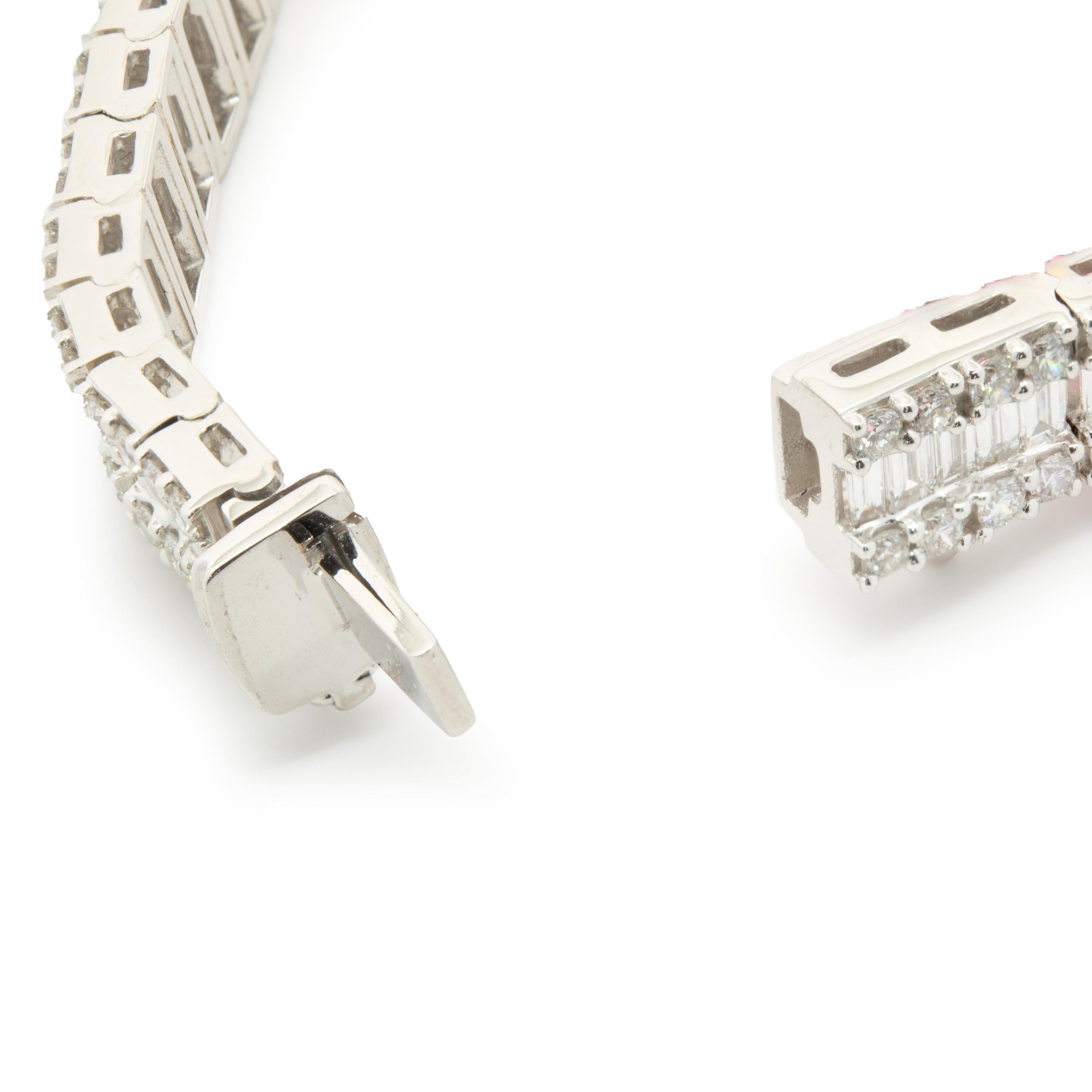 Pulsera en línea con diamantes engastados en mosaico de oro blanco de 18 quilates Corte redondo en venta