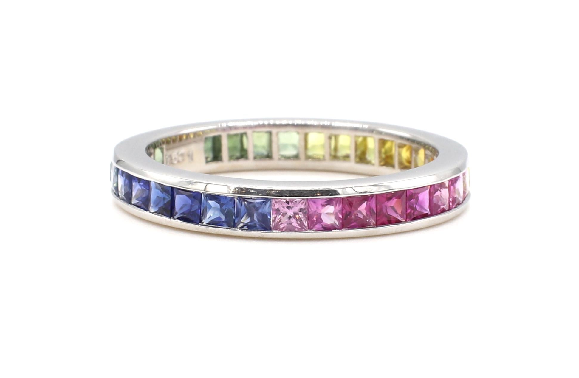 18 Karat Weißgold Multi-Color Regenbogen Saphir Channel Set Eternity Band Ring (Moderne)