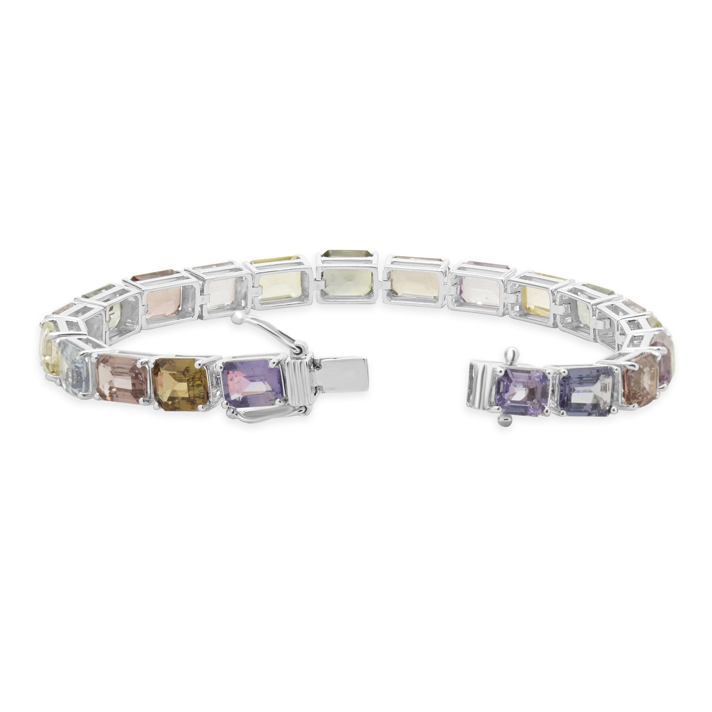 Taglio smeraldo Bracciale in linea con zaffiri multicolore in oro bianco 18 carati in vendita