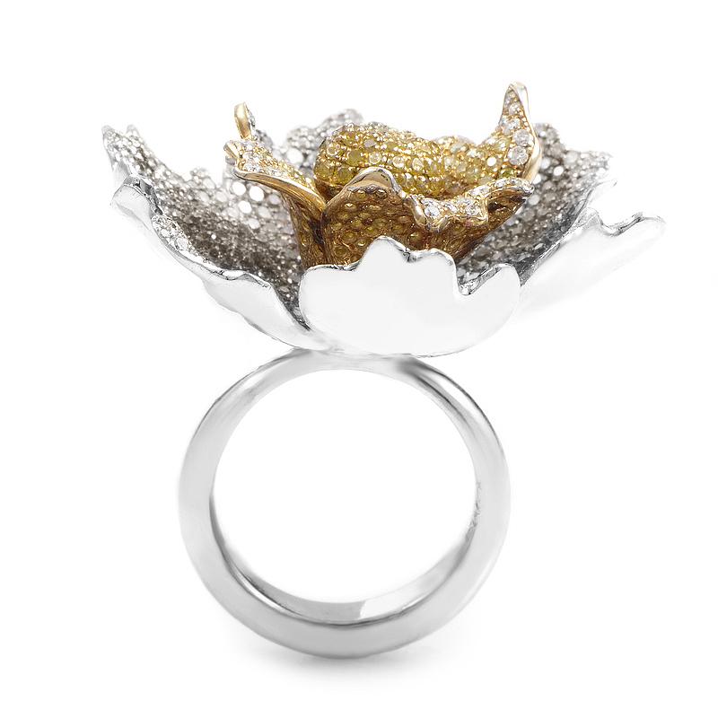 Eine wunderschöne Blüte aus Gold und Diamanten ist das perfekte Accessoire für eine modebewusste Dame. Der Ring ist hauptsächlich aus Weißgold gefertigt, einschließlich der Mehrzahl der Blütenblätter, die mit einem braunen Diamanten besetzt sind.