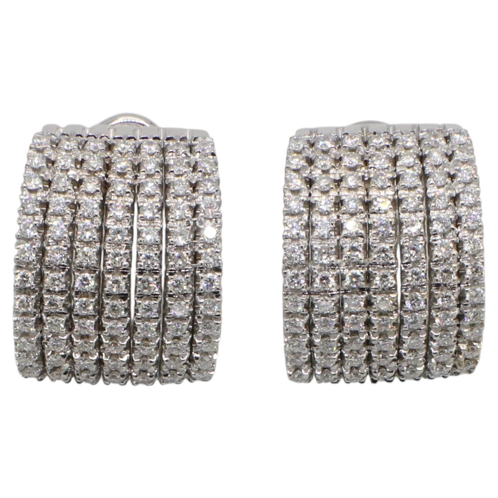 Pendientes de aro con pavé de diamantes naturales en varias filas de oro blanco de 18 quilates en venta