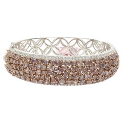 18 Karat Weißgold Multi Form Fancy Pink Diamond Breites Armreif-Armband