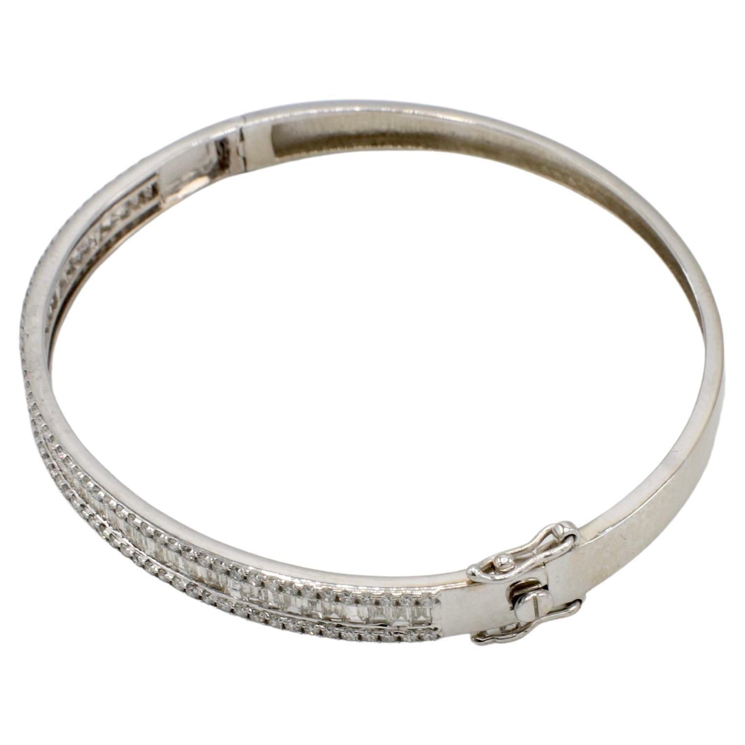 Bracelet jonc en or blanc 18 carats avec diamants naturels ronds et baguettes de 2,50 carats 
Métal : or blanc 18k
Poids : 10.69 grammes
Diamants : Environ 2,50 CTW diamants ronds et baguettes H-I SI
Largeur : 5mm
Taille : S'adapte jusqu'à un