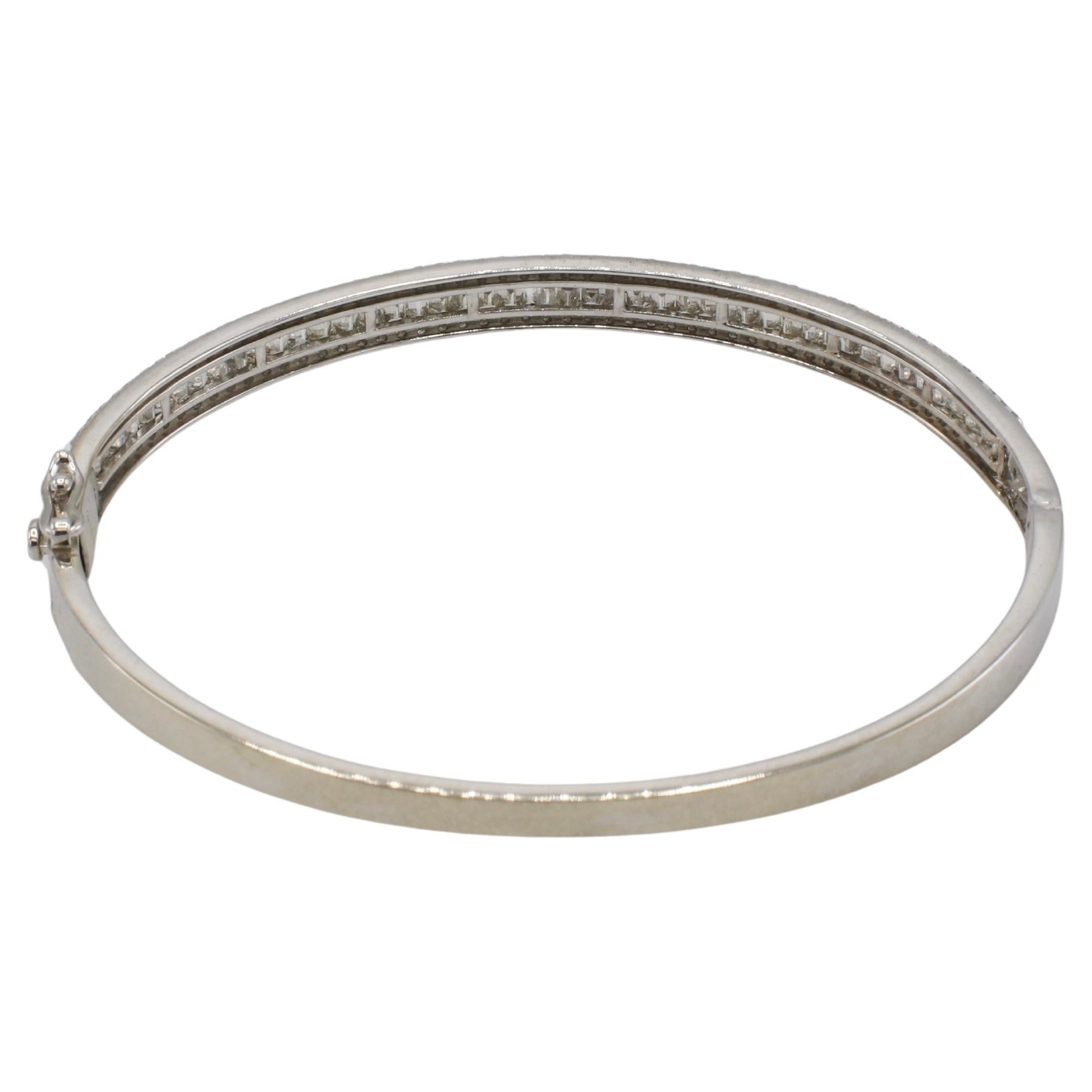 Moderne Bracelet jonc en or blanc 18 carats avec diamants naturels ronds et baguettes de 2,50 carats en vente
