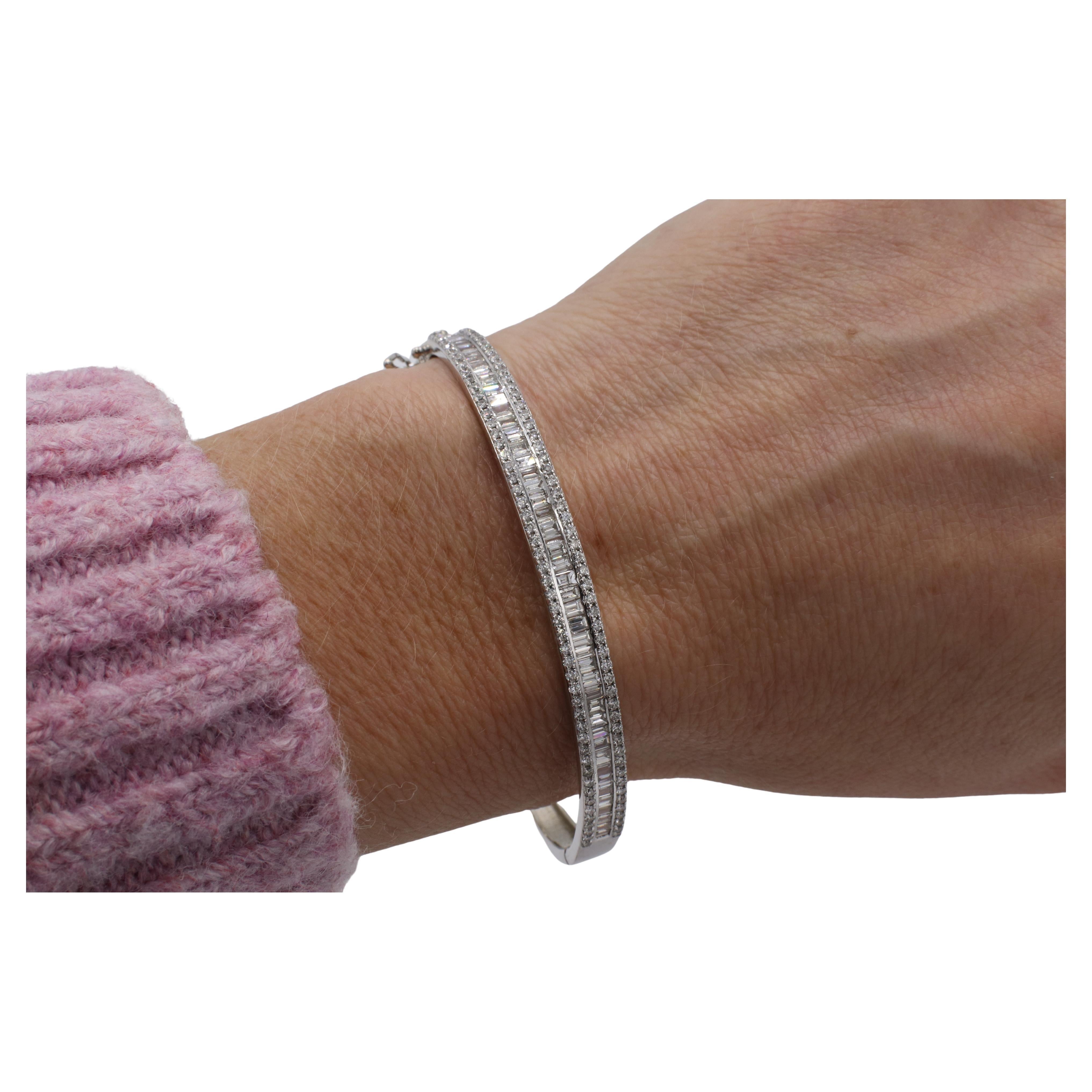 Taille ronde Bracelet jonc en or blanc 18 carats avec diamants naturels ronds et baguettes de 2,50 carats en vente