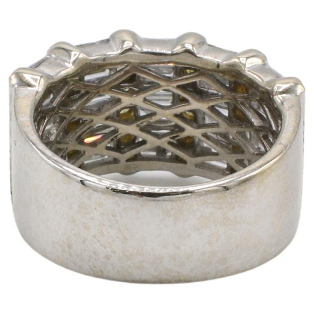 Bague à large bande en or blanc 18 carats avec baguette naturelle et diamant jaune rond 
Métal : or blanc 18k
Poids : 11,31 grammes
Diamants : Environ 2,50 CTW diamants baguettes F-G VS, et environ 0,36 CTW diamants ronds jaunes naturels VS
Largeur