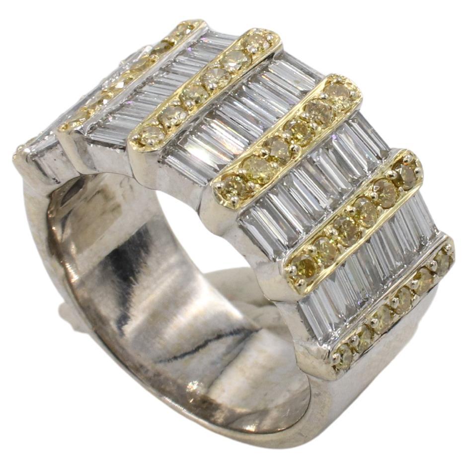 Moderne Bague à large bande en or blanc 18 carats avec baguette naturelle et diamant jaune rond en vente