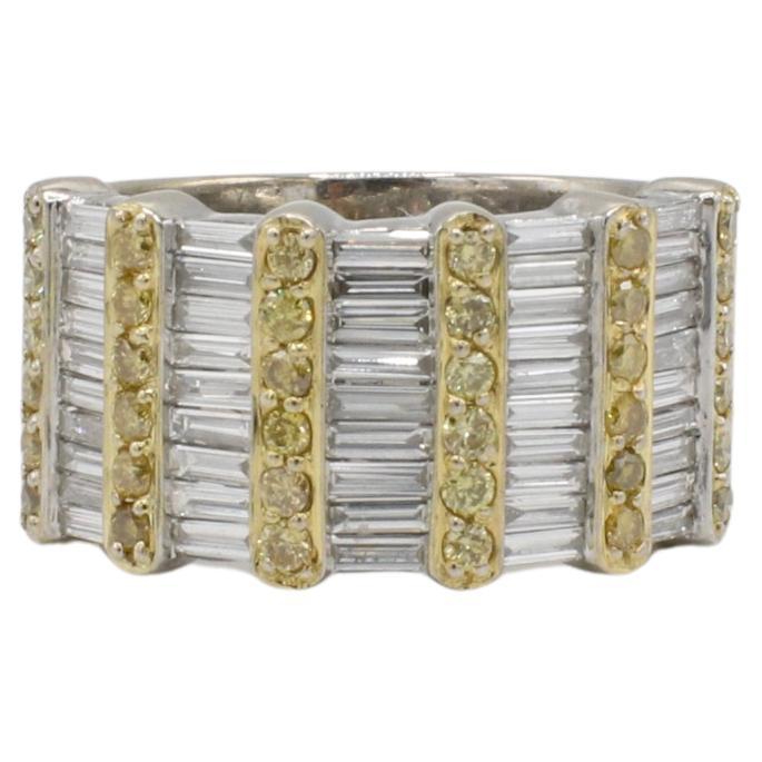 Bague à large bande en or blanc 18 carats avec baguette naturelle et diamant jaune rond en vente