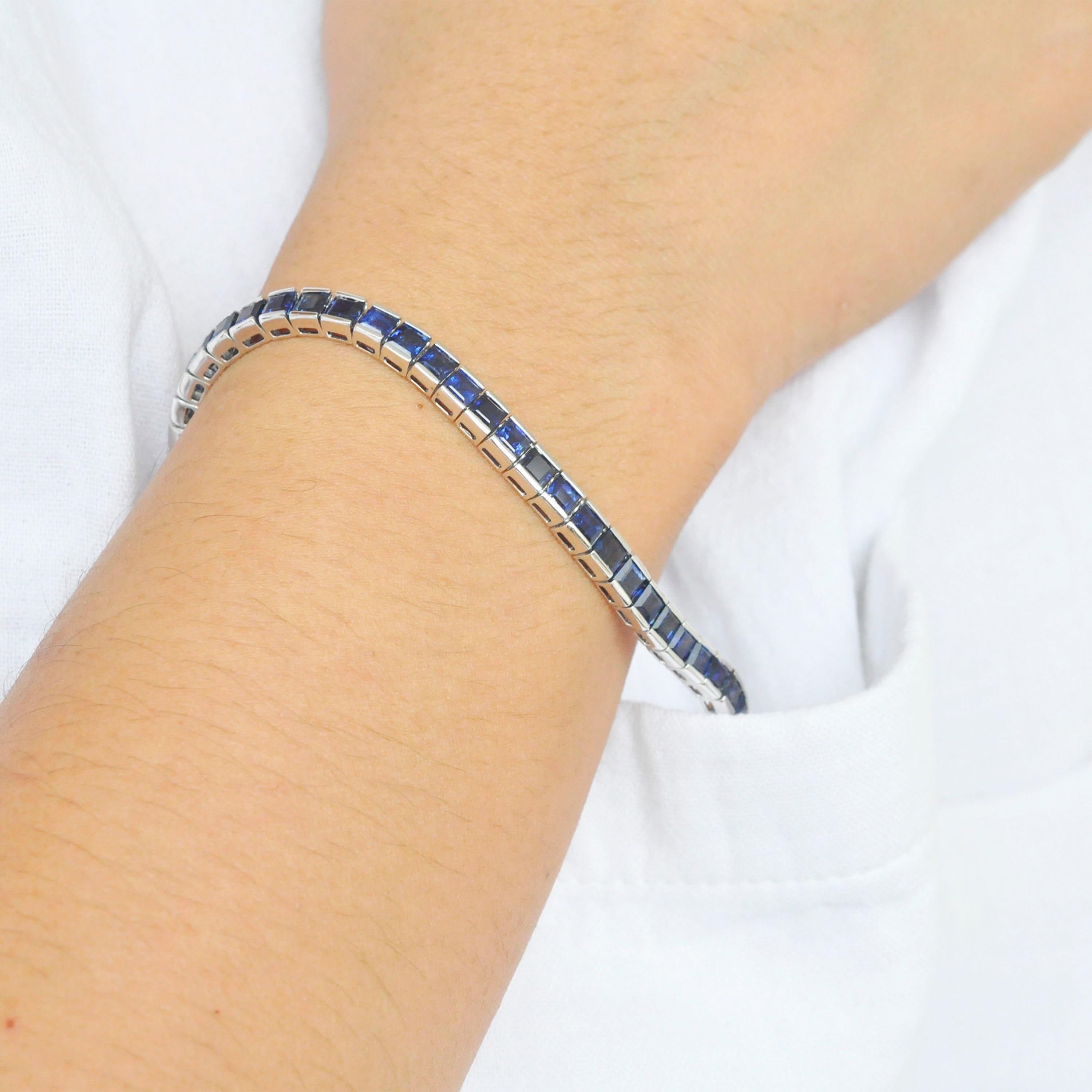 Bracelet tennis carré en or blanc 18 carats avec saphirs bleus naturels en vente 6