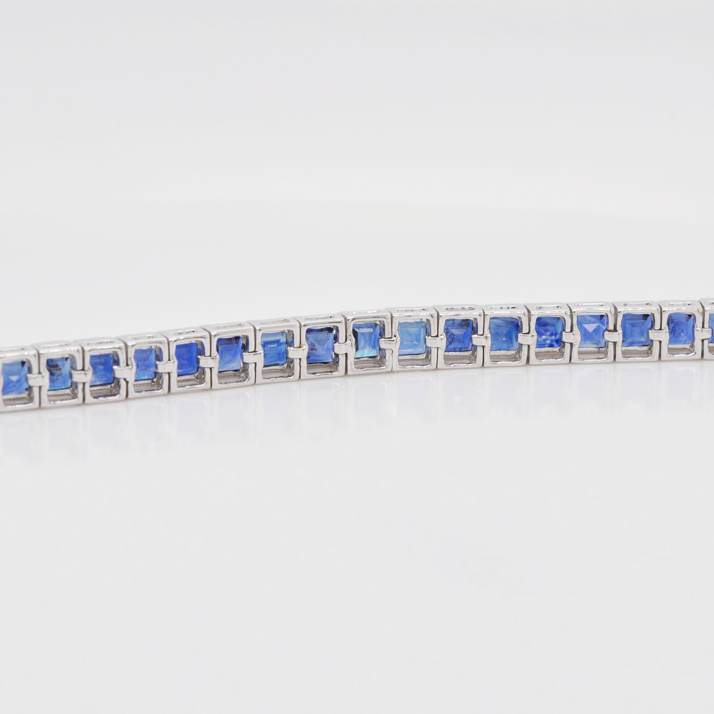 Bracelet tennis carré en or blanc 18 carats avec saphirs bleus naturels en vente 8