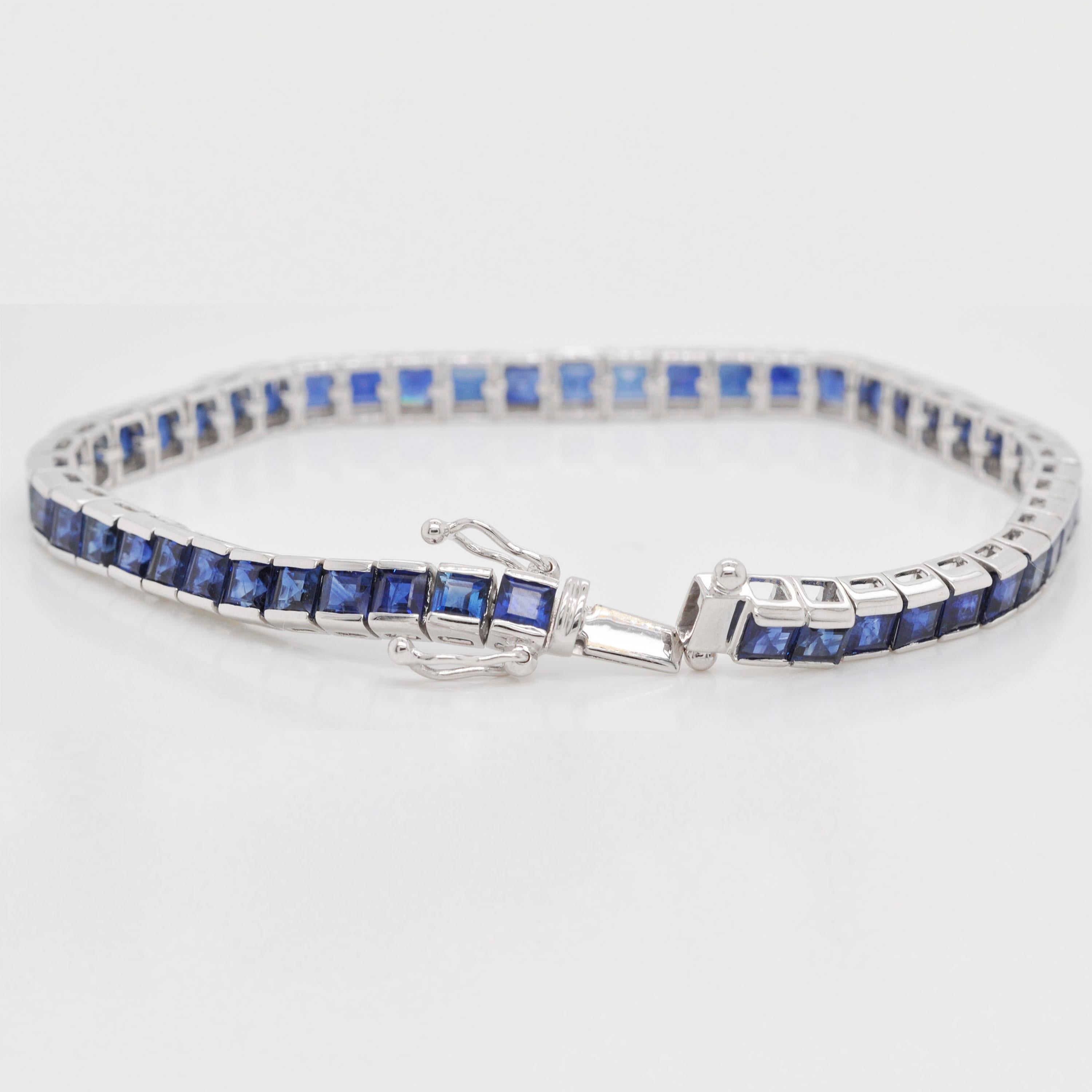 Bracelet tennis carré en or blanc 18 carats avec saphirs bleus naturels en vente 9